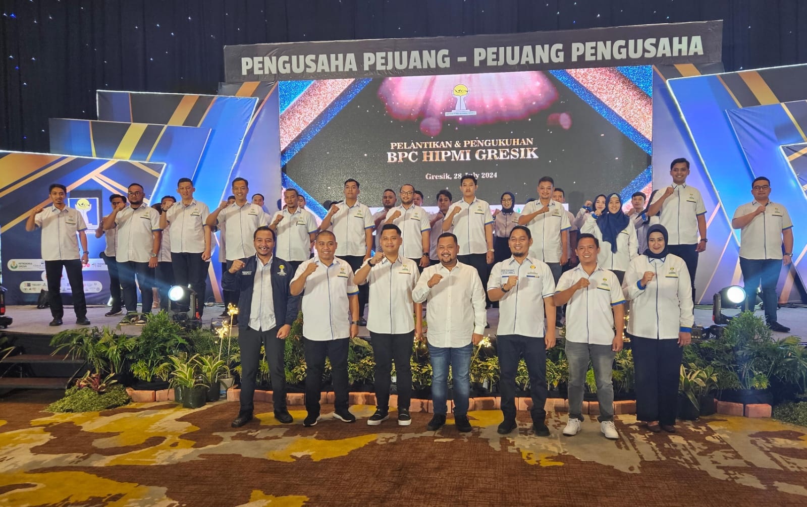 PERKUAT KOLABORASI: Bupati Gresik, Fandi Akhmad Yani dan Ketua BPD HIPMI Jawa Timur berfoto bersama pengurus BPC HIPMI Gresik yang telah dikukuhkan.