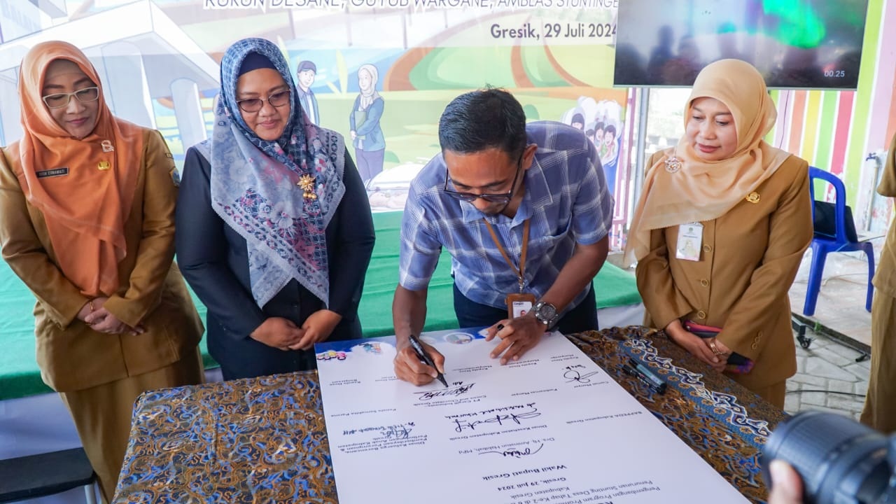 MOU: Admin & Relations Manager PT. Cargill Adi Suprayitno disaksikan Wakil Bupati Gresik Aminatun Habibah beserta Kadinkes dr Mukhibatul Khusna dan Kepala Dinas KBP3A, dr Titik saat MoU