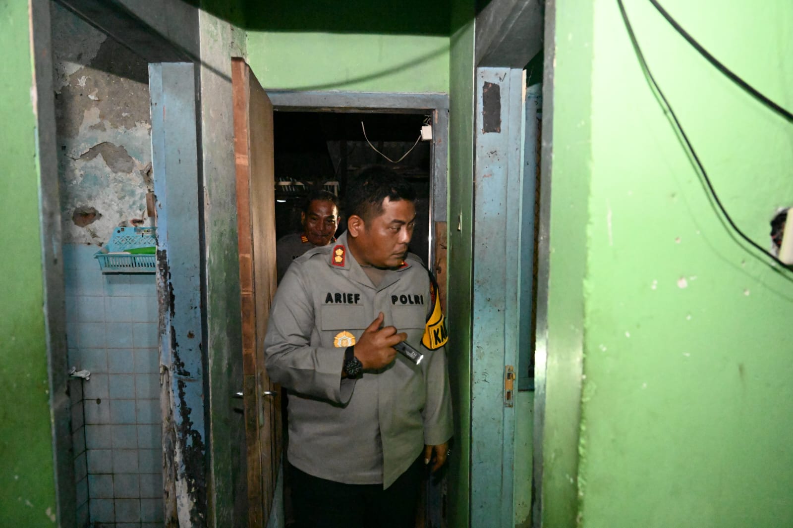 CEK RUANG TAHANAN: Kapolres Gresik AKBP Arief Kurniawan saat meninjau ruang tahan di Polsek Tambak dan Polsek Sangkapura, Bawean, Gresik.