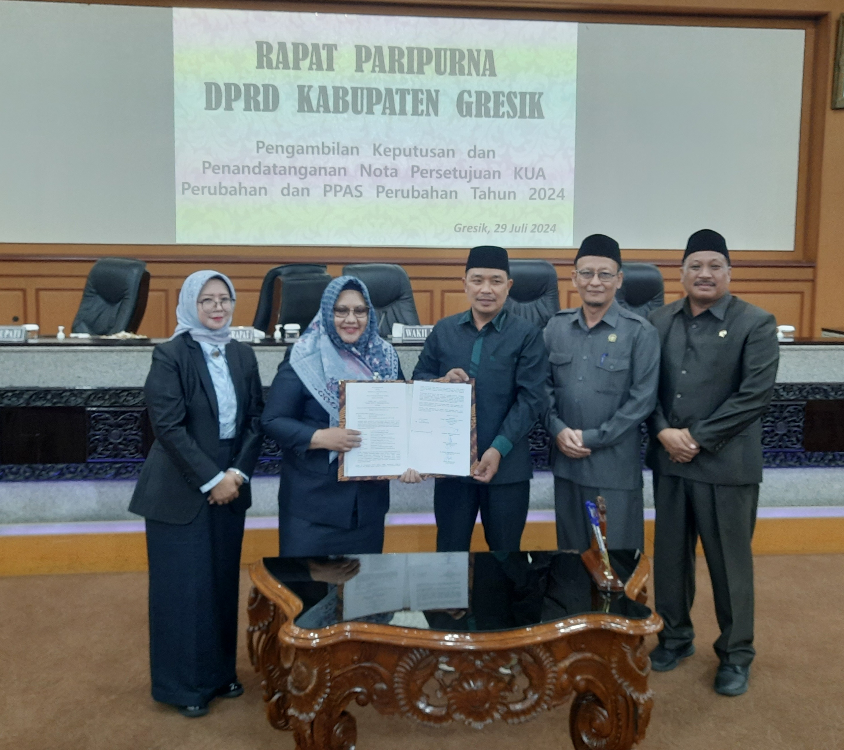 PERSETUJUAN: Pimpinan DPRD Gresik bersama Wakil Bupati Gresik Aminatun Habibah tanda tangani Nota Persetujuan Perubahan KUA-PPAS 2024.