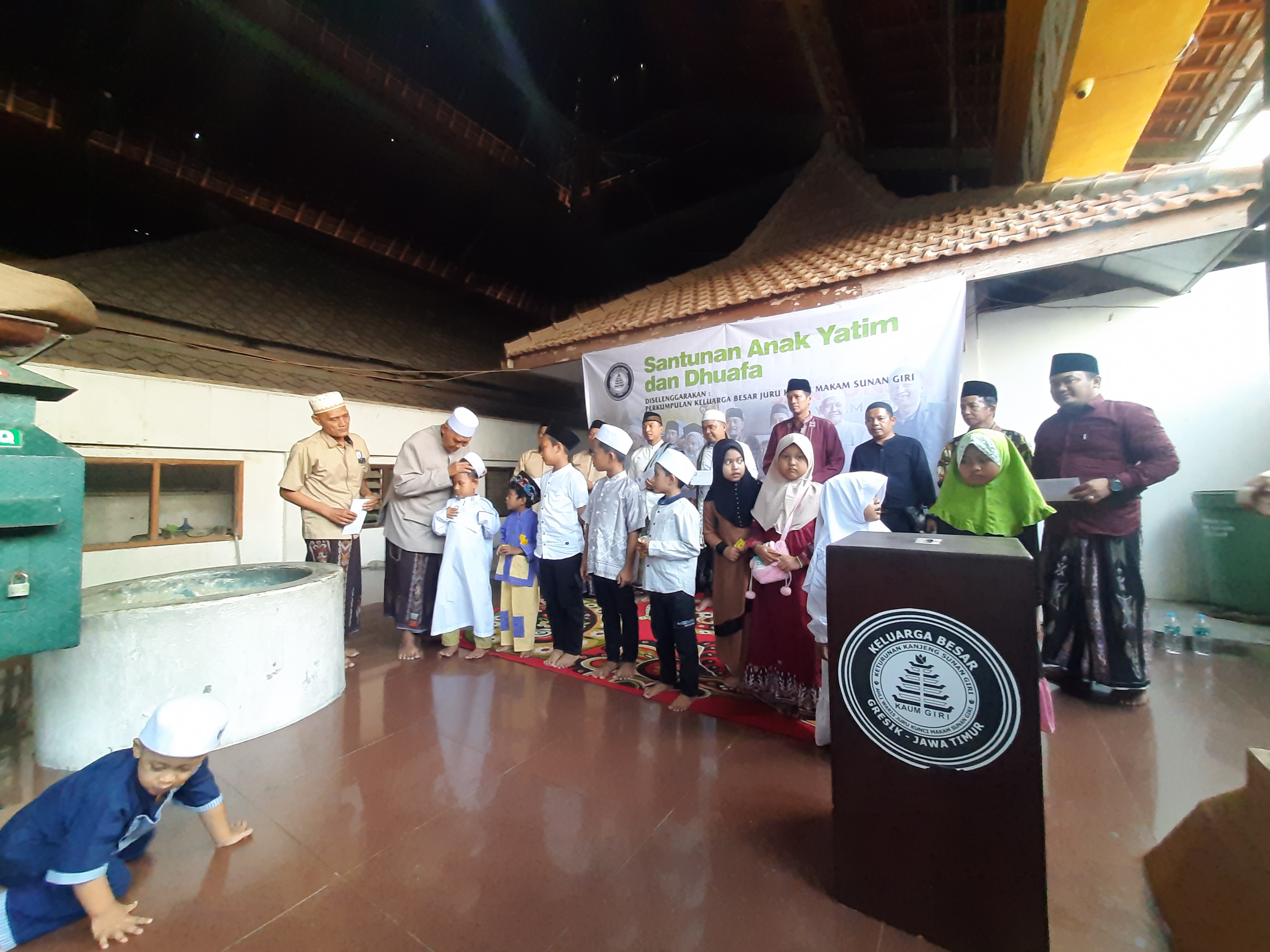 BERI SANTUNAN: Pengurus Perkumpulan Kaum Giri saat menyerahkan santunan kepada anak yatim dan dhuafa.