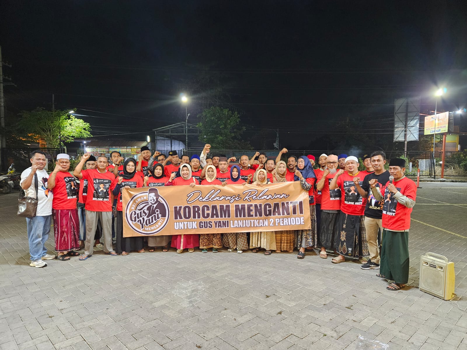 Sejumlah warga yang tergabung dalam Relawan Bolone Gus e Menganti melakukan deklarasi mendukung Fandi Akhmad Yani.