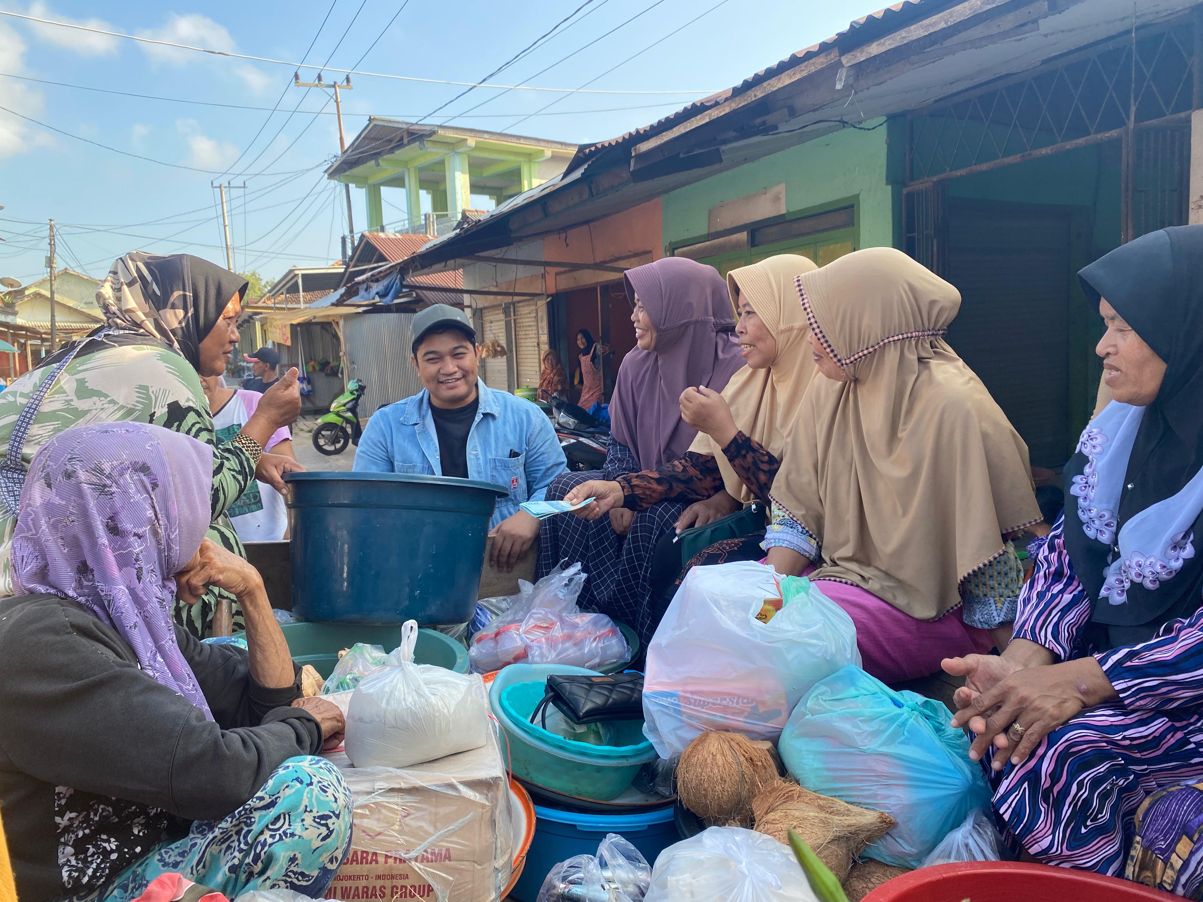 Cabup Gresik Syahrul Munir saat menemui para pedagang pasar tradisional di Pulau Bawean untuk belanja masalah rakyat.