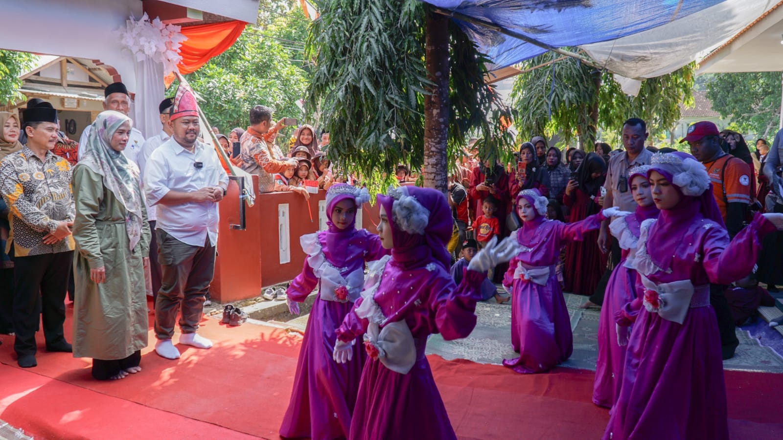 PEDULI PENDIDIKAN: Bupati Gresik Fandi Akhmad Yani dan Ketua TP PKK Gresik Nurul Haromaini Akhmad Yani disambut pelajar dengan tarian Bawean.
