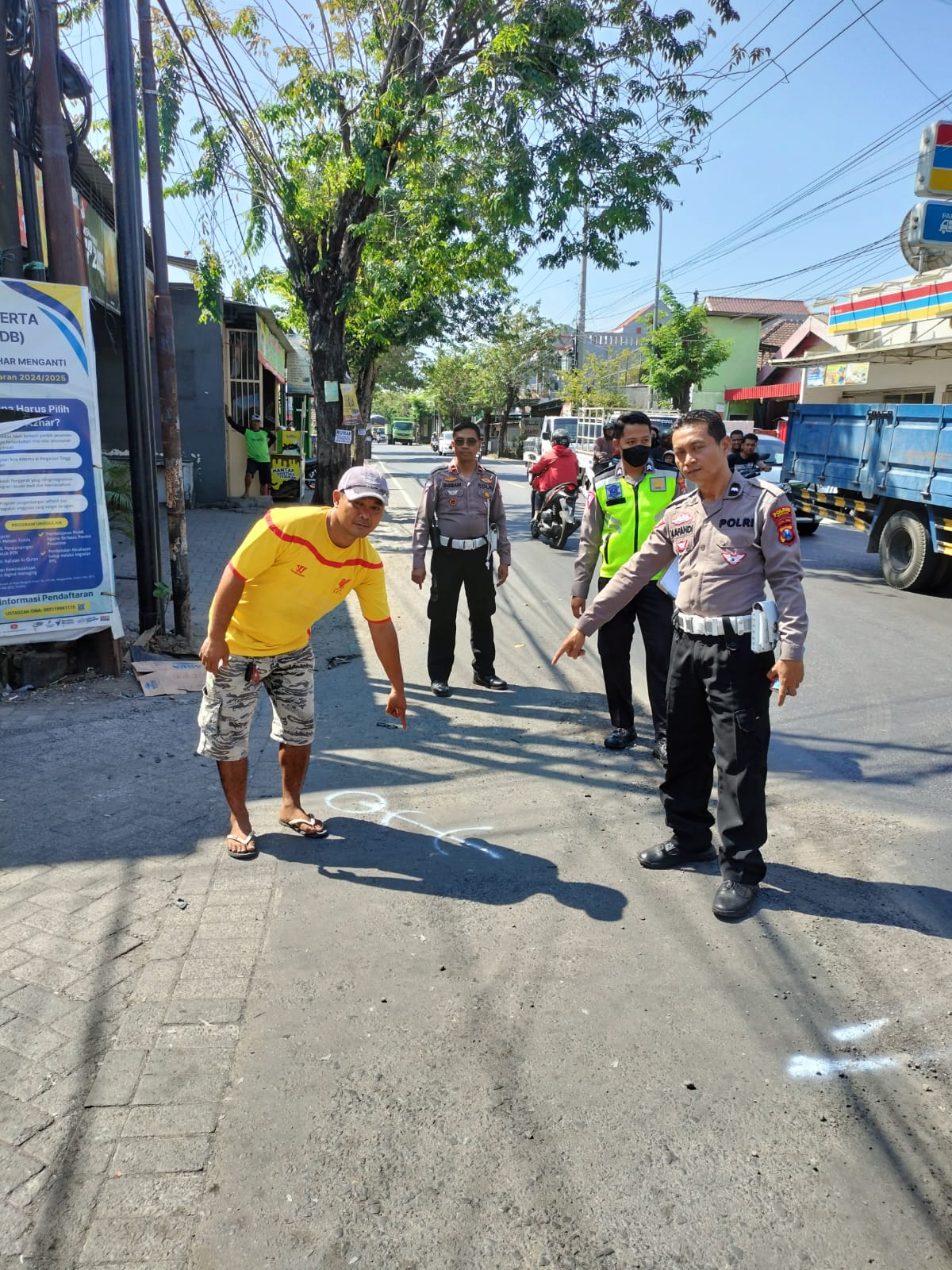 OLAH TKP : Anggota Unit Laka Satlantas Polres Gresik saat melakukan olah TKP kecelakaan di Jalan Raya Desa Domas, Kecamatan menganti, Kabupaten Gresik.