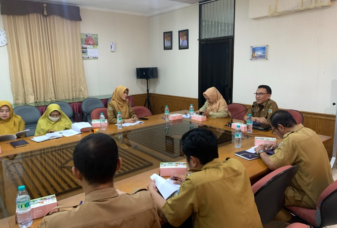 Kepala Bagian Hukum Pemkab Gresik Mohamad Rum Pramudya saat melakukan kajian Perda dan Perbup bersama sejumlah OPD.