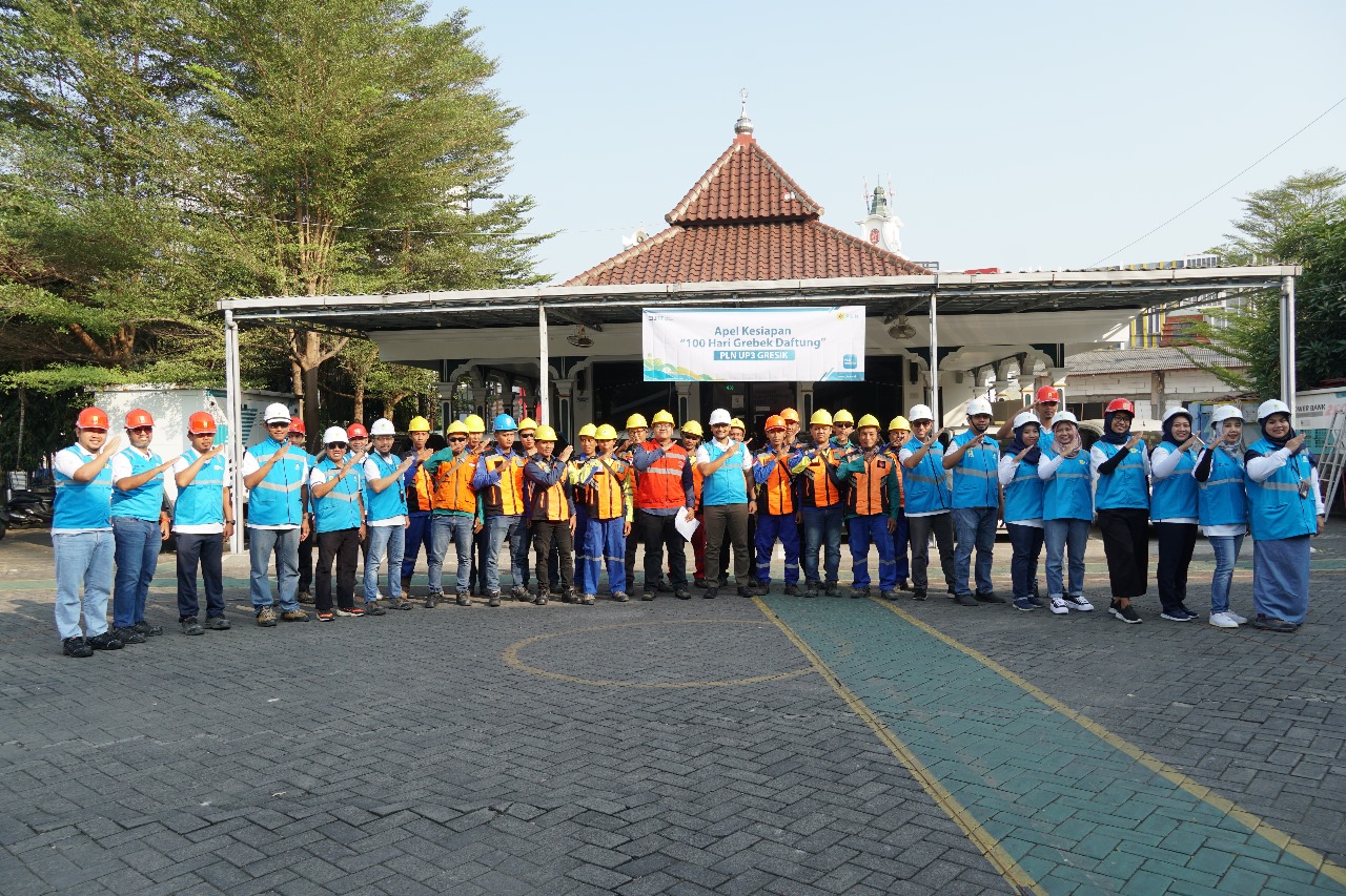 Percepat Layanan : Manager PLN UP3 Gresik, Andi Seno Hendriatmoko berfoto bersama petugas penyambungan usai kegiatan apel.