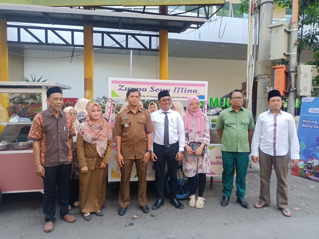 KREATIF: Warung Balita Sehat diresmikan langsung Camat Gresik Jalesvie di depan RS Muhammadiyah Gresik.