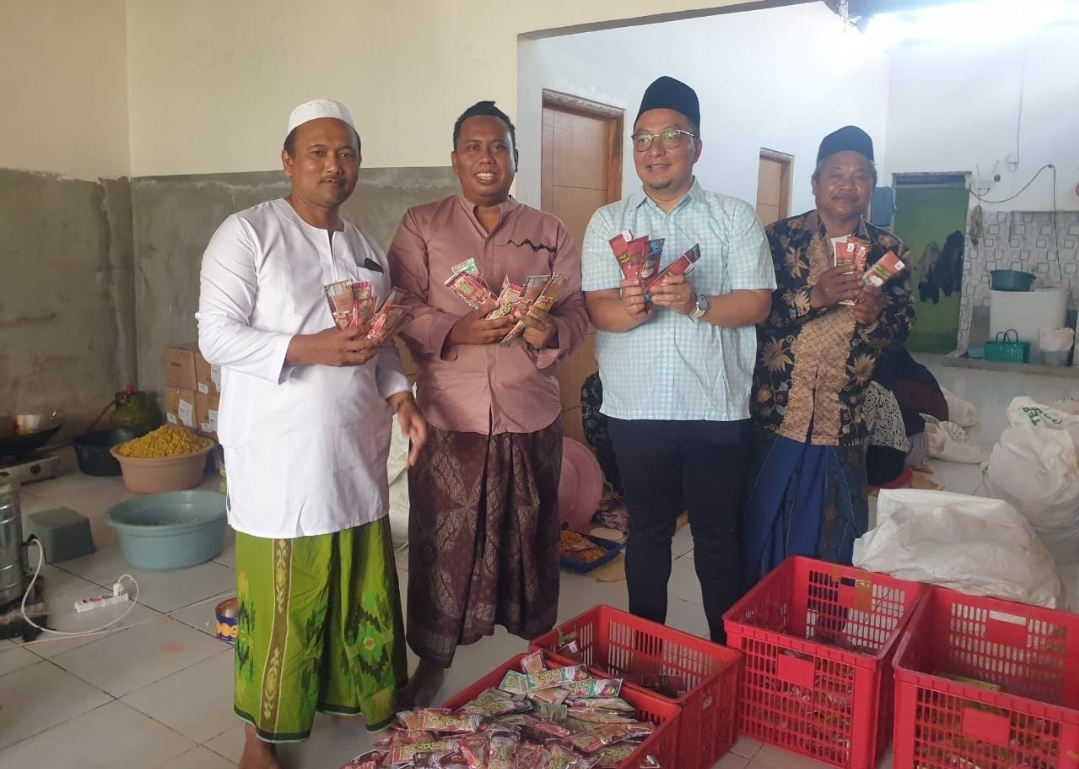 Cabup Gresik dr Asluchul Alif saat mengunjungi pelaku UMKM di Desa Ngawen, Kecamatan Sidayu.