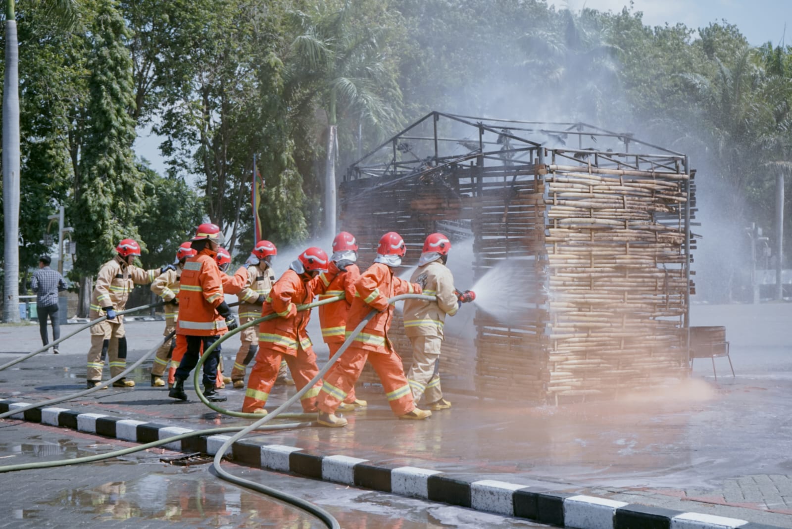 KEBAKARAN: Para Redkar sedang mengikuti pelatihan kebakaran di Kantor Pemkab Gresik