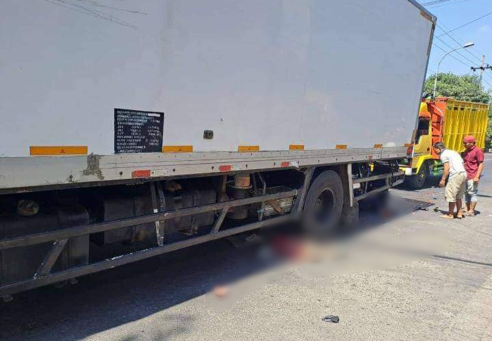 OLAH TKP: Anggota Unit Laka Satlantas Polres Gresik saat melakukan olah TKP kecelakaan di Jalan Raya Desa Domas, Kecamatan menganti, Kabupaten Gresik.