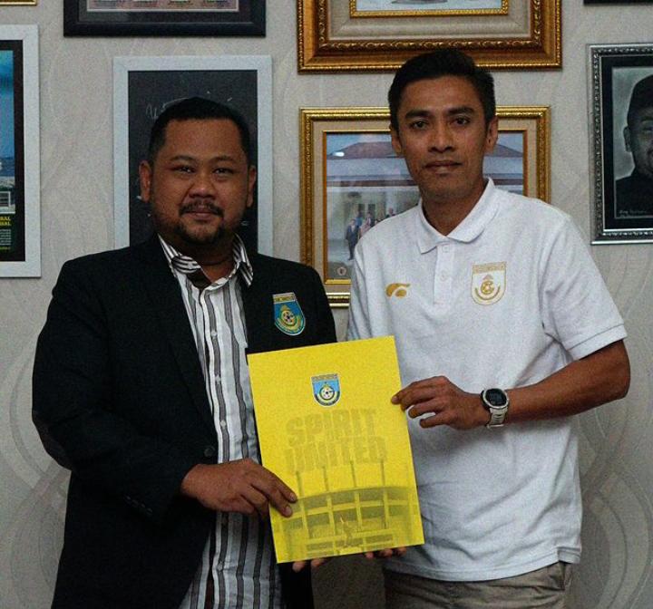RESMI :&nbsp; Eks Kapten Bali United Fadil Sausu resmi merapat ke Gresik United.