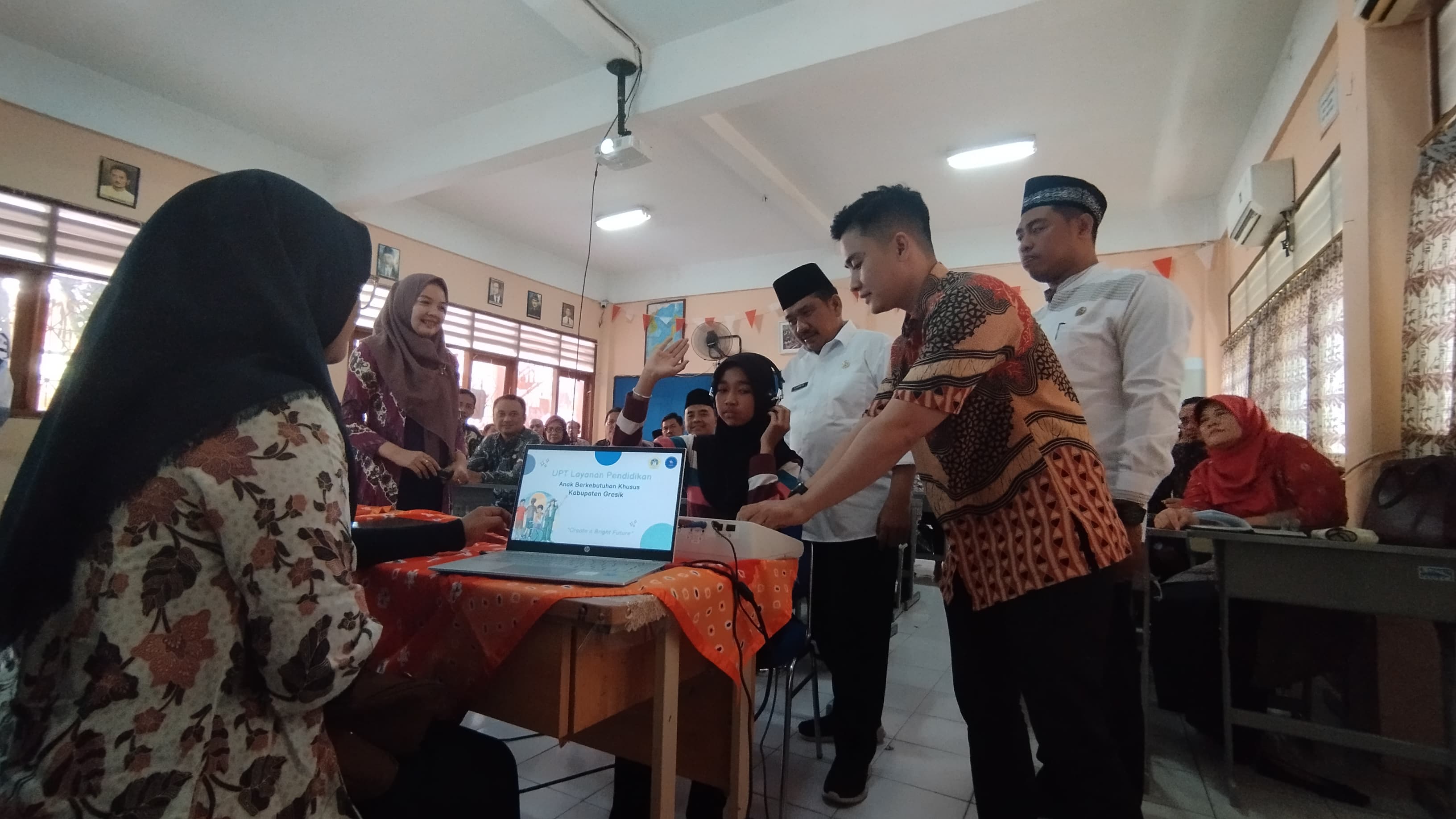 Dispendik Gresik saat memberikan pelatihan tentang sekolah inklusi kepada musyawarah kerja kepala sekolah (MKKS) SMP Negeri.