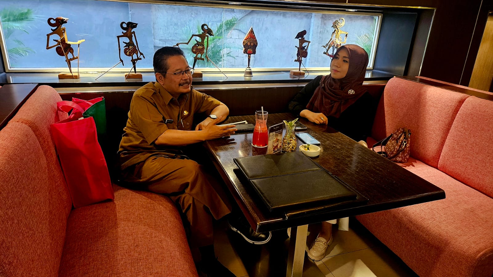 DISKUSI: Pj Bupati Pasuruan Andriyanto bersama Dr Lia Istifhama