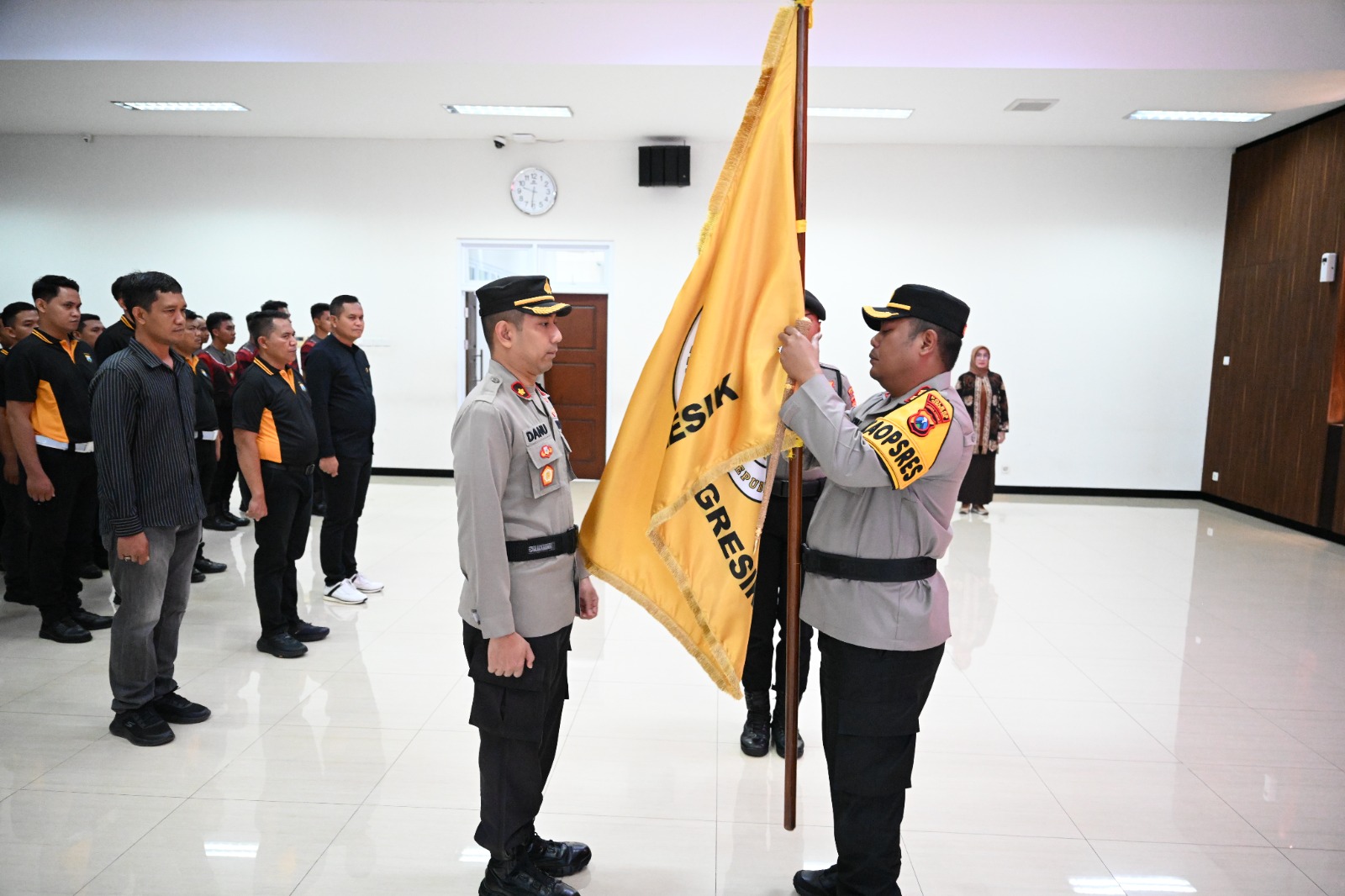 PENGUKUHAN: Kapolres Gresik AKBP Arief Kurniawan mengukuhkan Komite Olahraga Polri di Mapolres Gresik.