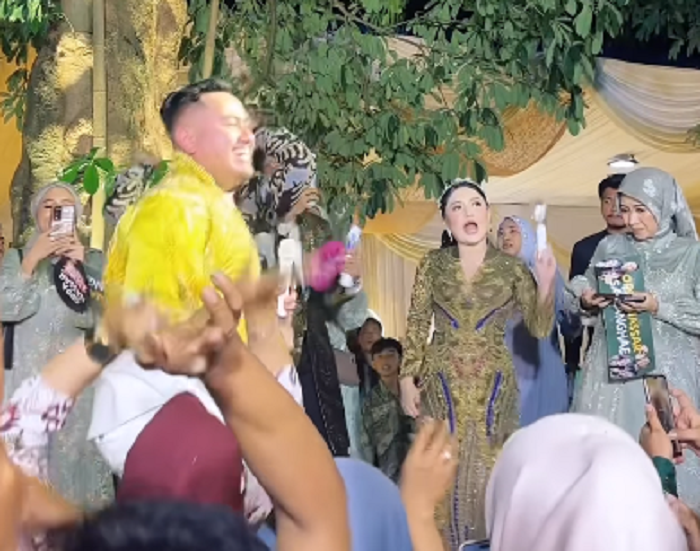 HEBOH: Pengantin Mawaddah Ilona bersama Nazar saat menghibur para tamu di pernikahan viral Gresik
