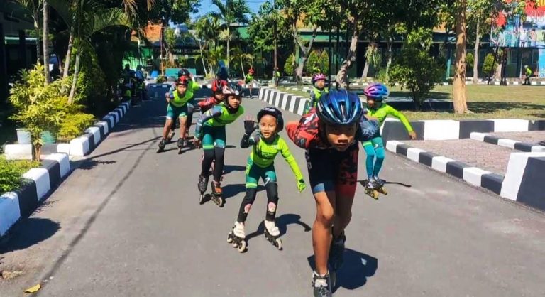 BERLATIH: Para atlet sepatu roda Gresik berlatih di Makodim 0817 Gresik.