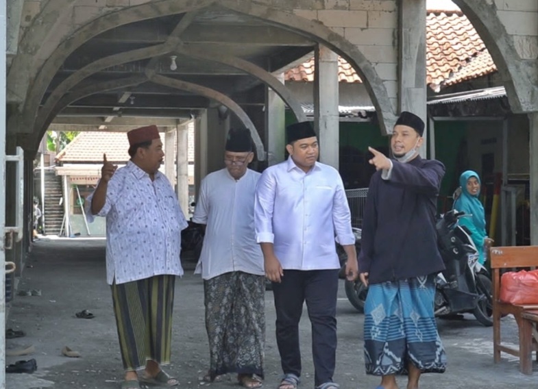 Cabup Gresik Syahrul Munir saat berkeliling Ponpes Mambaus Ulum, Driyorejo ditemani Gus Rouf.