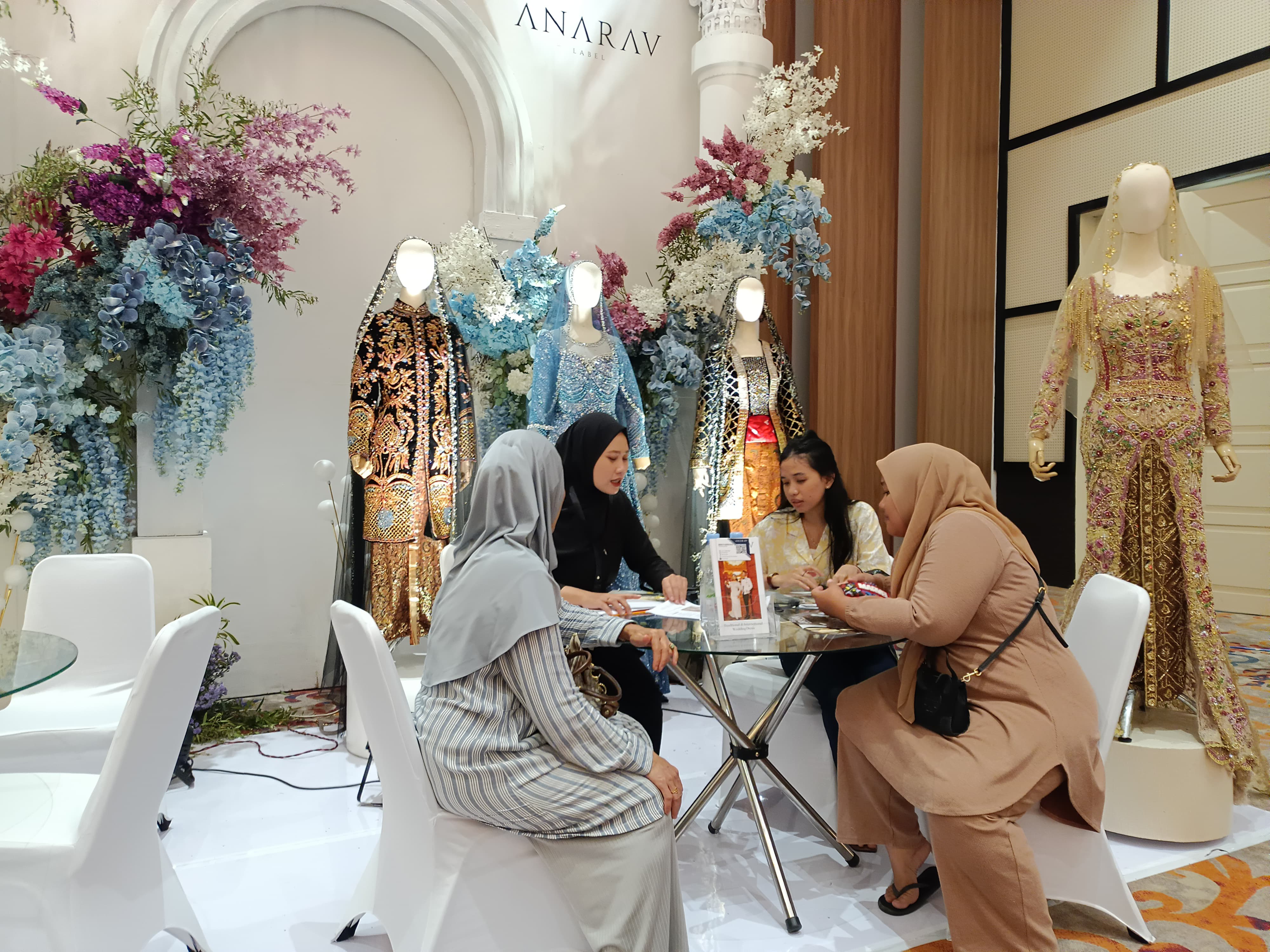 Salah satu vendor pernikahan sedang malayani calob customer.