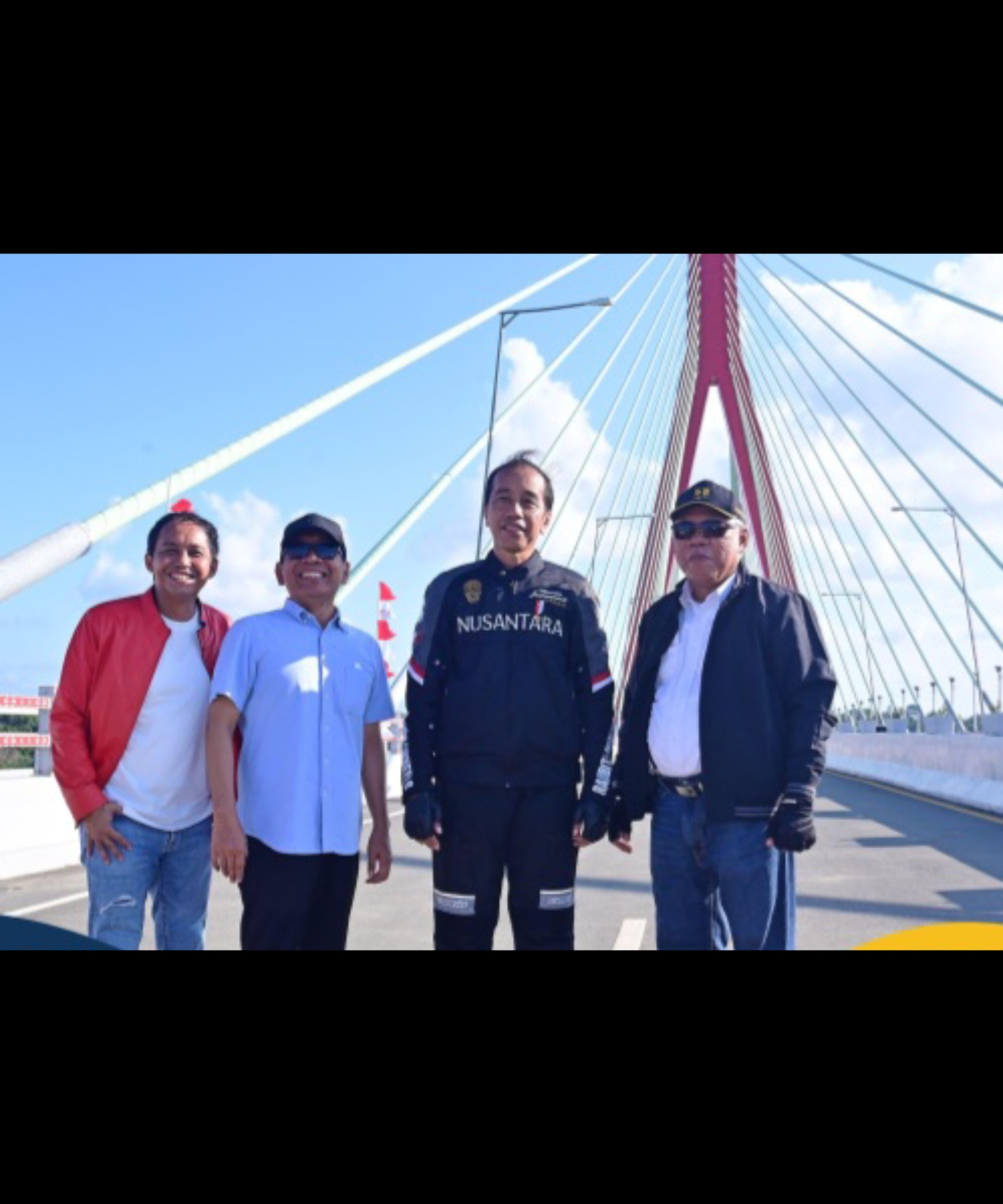 Pangkas Waktu : Presiden Republik Indonesia, Joko Widodo didampingi sejumlah Menteri meresmikan Jembatan Pulau Balang yang memangkas waktu ke IKN.