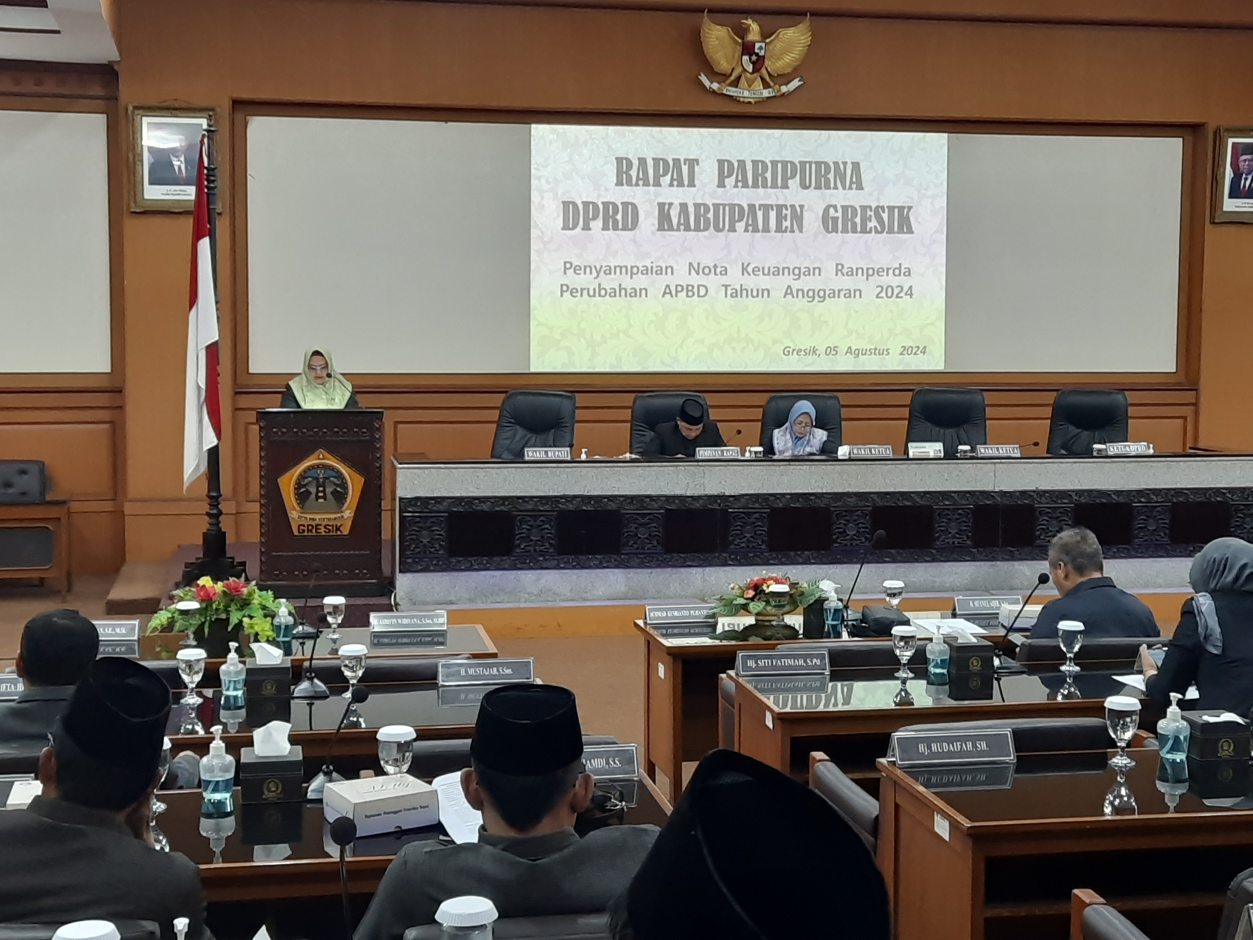 Wabup Gresik Aminatun Habibah saat menyampaikan Nota Rancangan Perubahan APBD 2024.