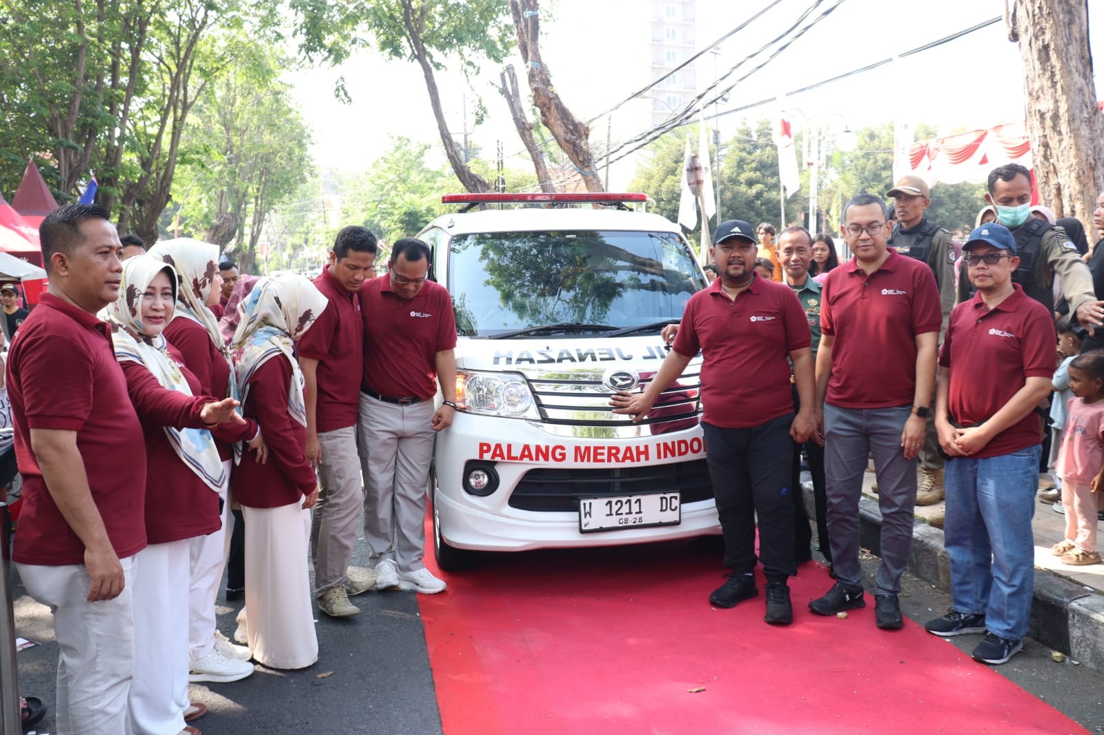 BANTU PASIEN: Bupati Gresik Fandi Akhmad Yani didampingi Wakil Bupati Aminatun&nbsp; menyerahkan layanan call center mobil Ambulans PMI hibah dari PT Petrokimia Gresik.