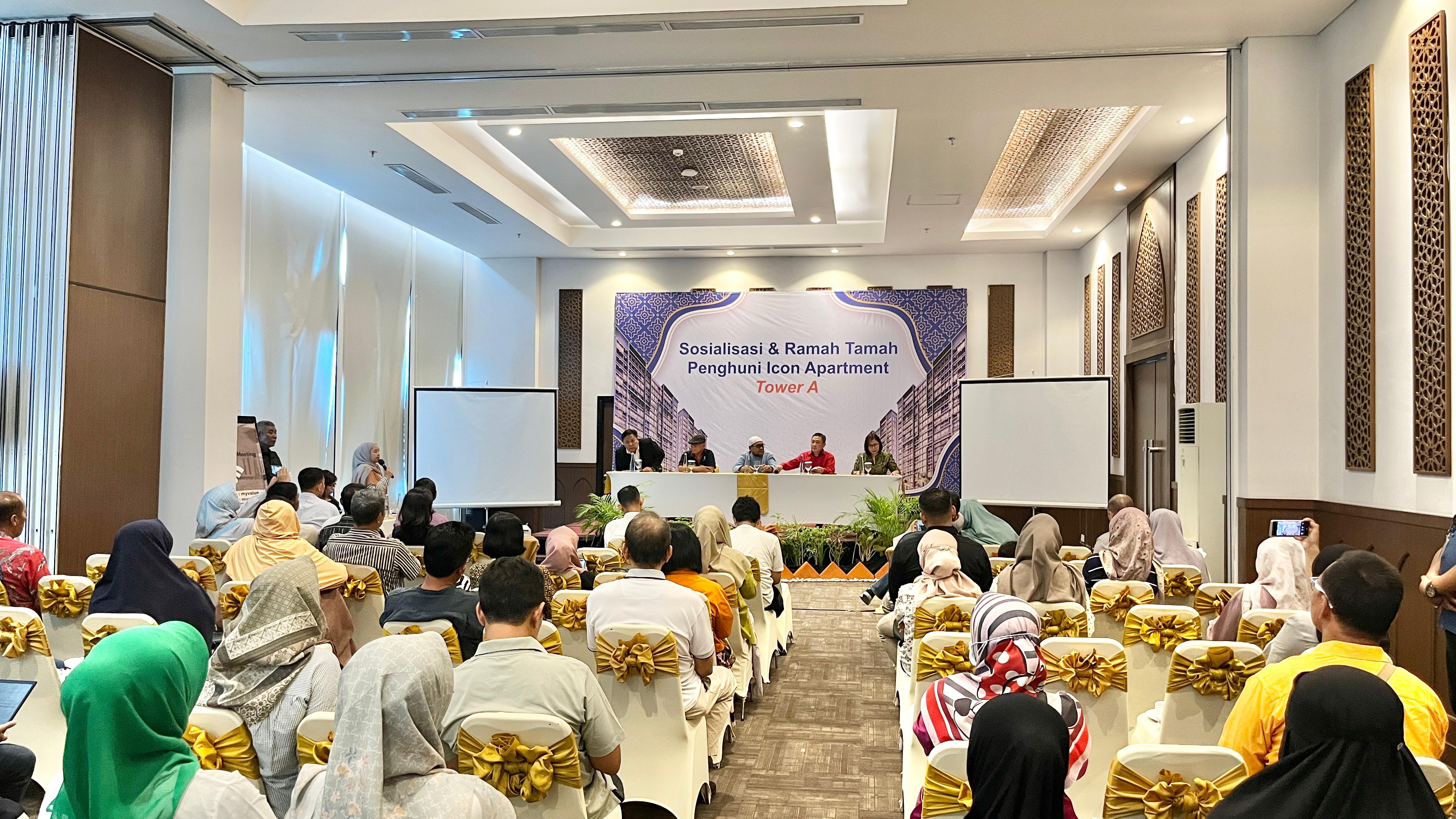PERTEMUAN: Perwakilan dari pihak developer PT. RBNP beserta para pemilik serta penghuni Icon Apartemen saat menghadiri acara sosialisasi pembentukan P3RS.