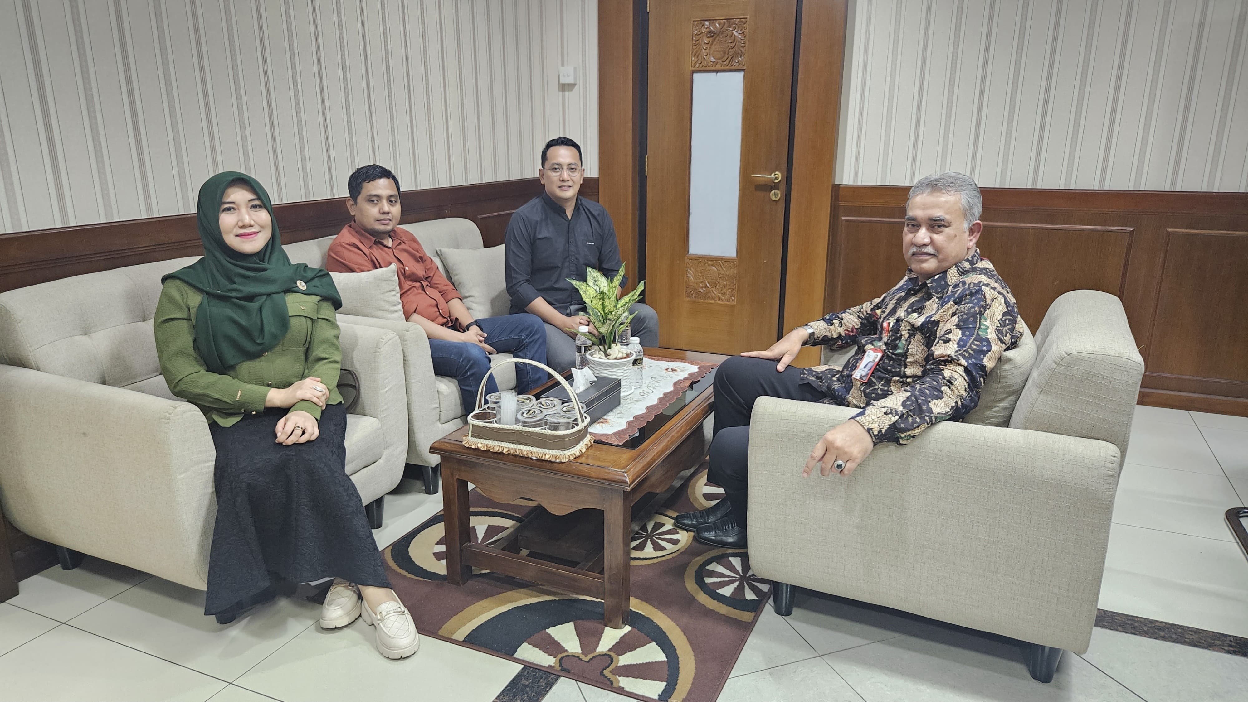 DISKUSI: Lia Istifhama, M.E.I saat berkunjung ke Kepala Biro Perekonomian Pemprov Jatim, Dr. Mhd. Aftabudin RZ, S.Pt, M.Si, di ruangannya, Selasa, 6/8/24