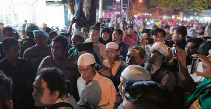 PROTES : Sekelompok orang saat protes pengajian KH Imaduddin Utsman di Desa Sidowungu, Kecamatan Menganti.