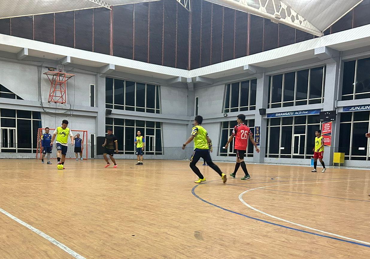 FUTSAL: Petugas rutan menyempatkan berolahraga futsal untuk menjaga kebugaran dan kesehatan tubuh agar lebih disiplin dalam bertugas.
