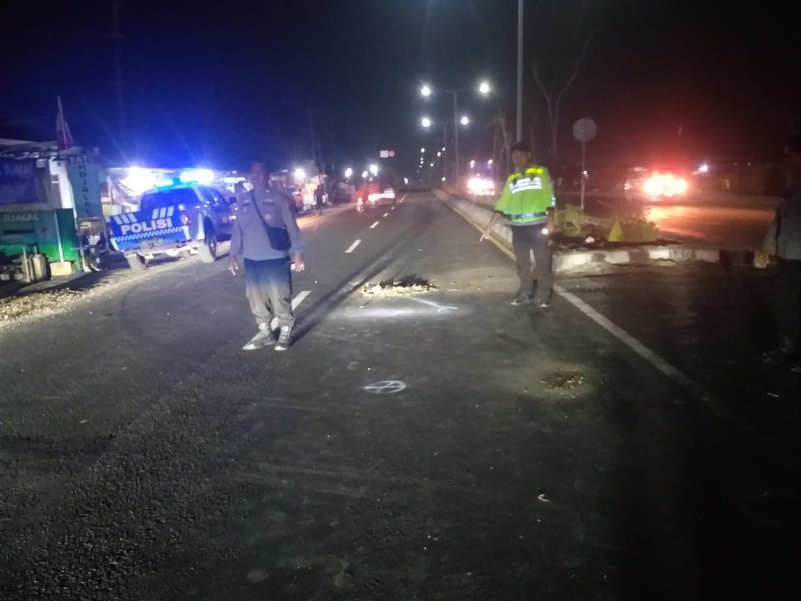 OLAH TKP : Anggota Unit Laka Satlantas Polres Gresik saat melakukan olah TKP kecelakaan di Jalan Raya Desa Manyarejo, Kecamatan Manyar.