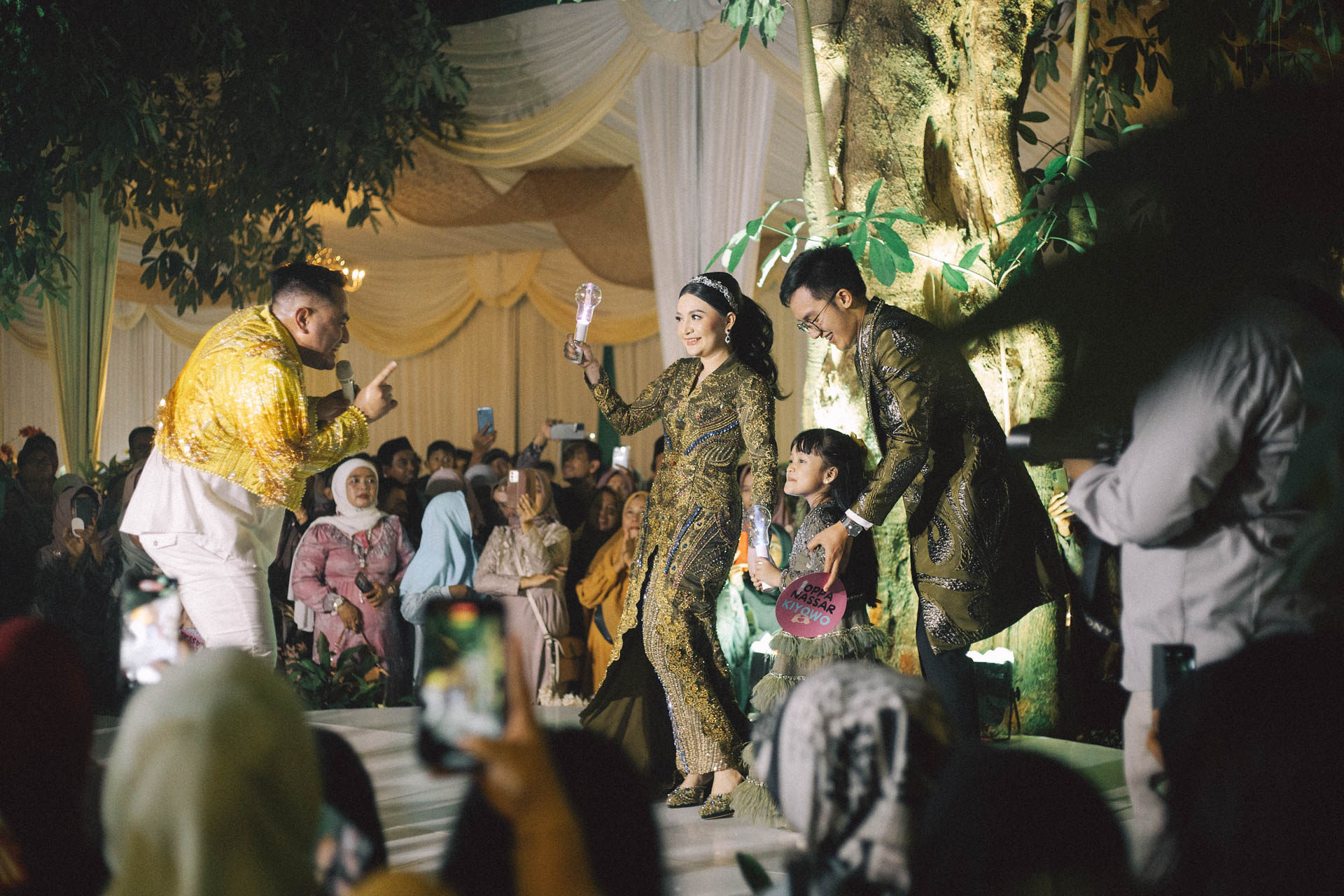 MERIAH: Ilona Mawaddah saat pesta pernikahannya di rumahnya, Bungah, Gresik