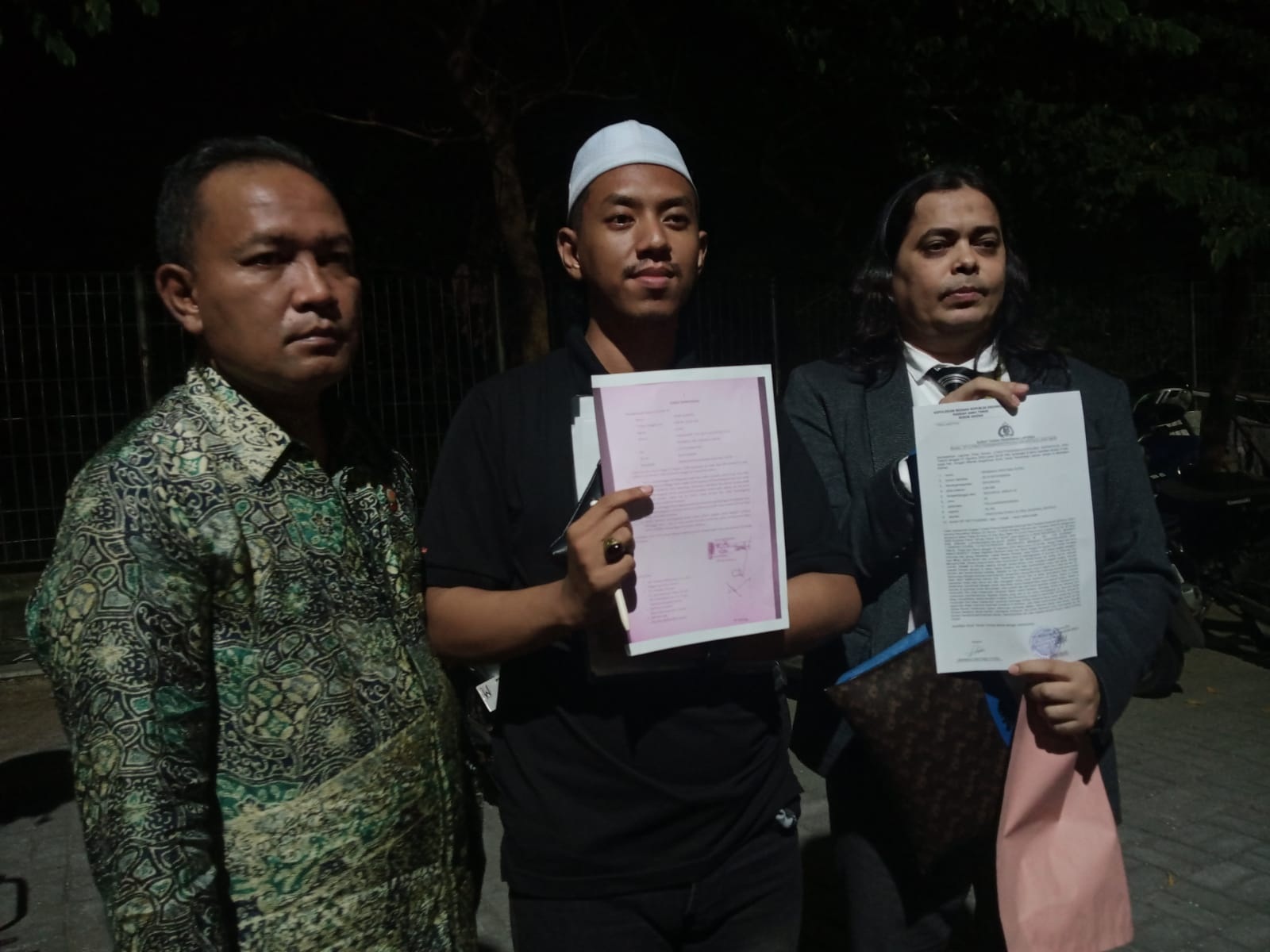 PELAPORAN: Bramada Permata Putra didampingi kuasa hukumnya melaporkan kasus dugaan ujaran kebencian di Mapolres Gresik.