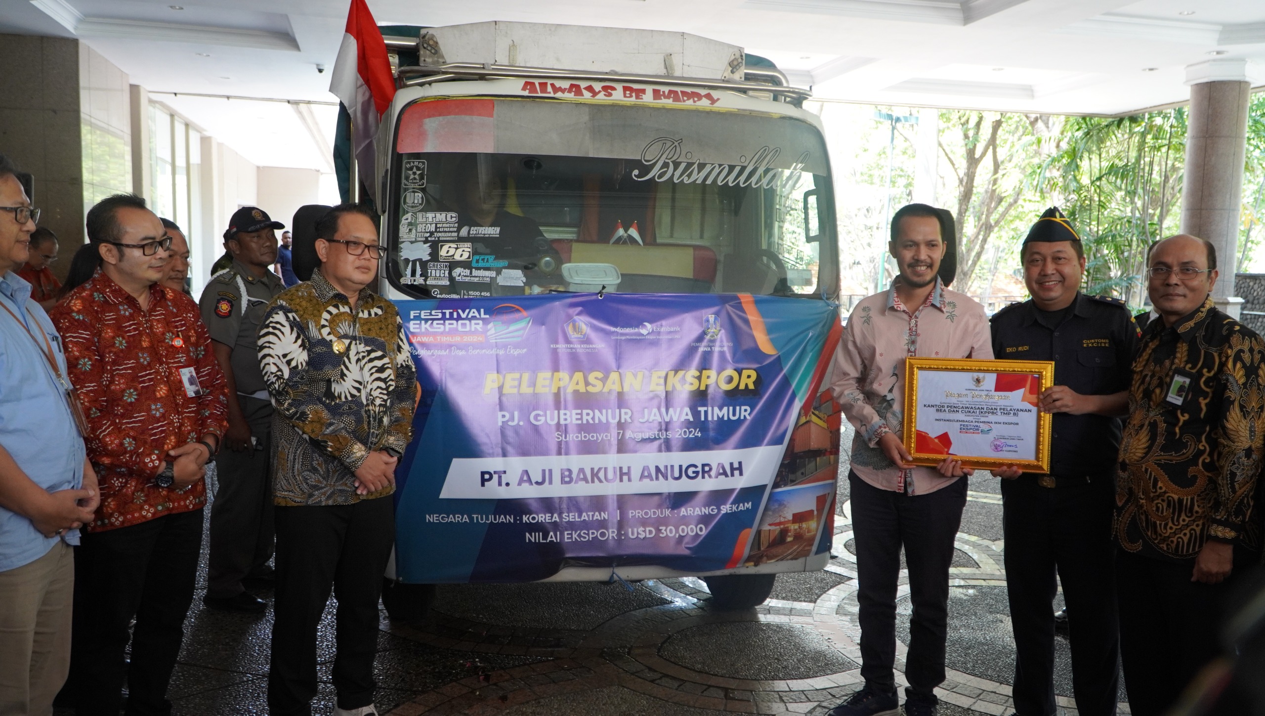 Tembus Pasar Global : Pj Gubernur Jatim, Adhy Karyono melepas produk arang sekam Gresik ke Korea Selatan.