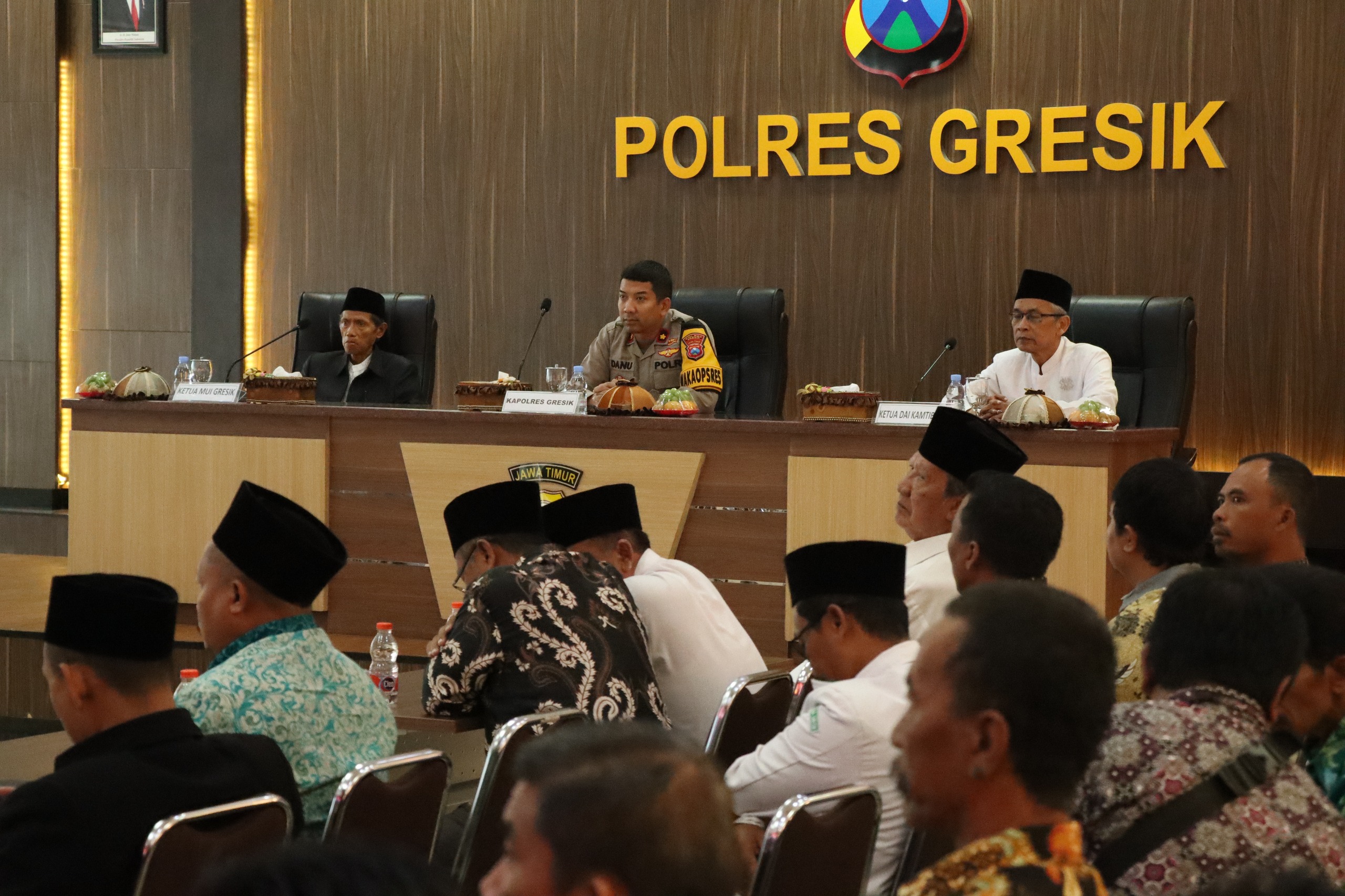 COOLING SYSTEM : Wakapolres Gresik Kompol Danu saat bersilaturahmi dengan tokoh agama dan masyarakat menggelar cooling system menjelang pilkada kabupaten Gresik 2024.