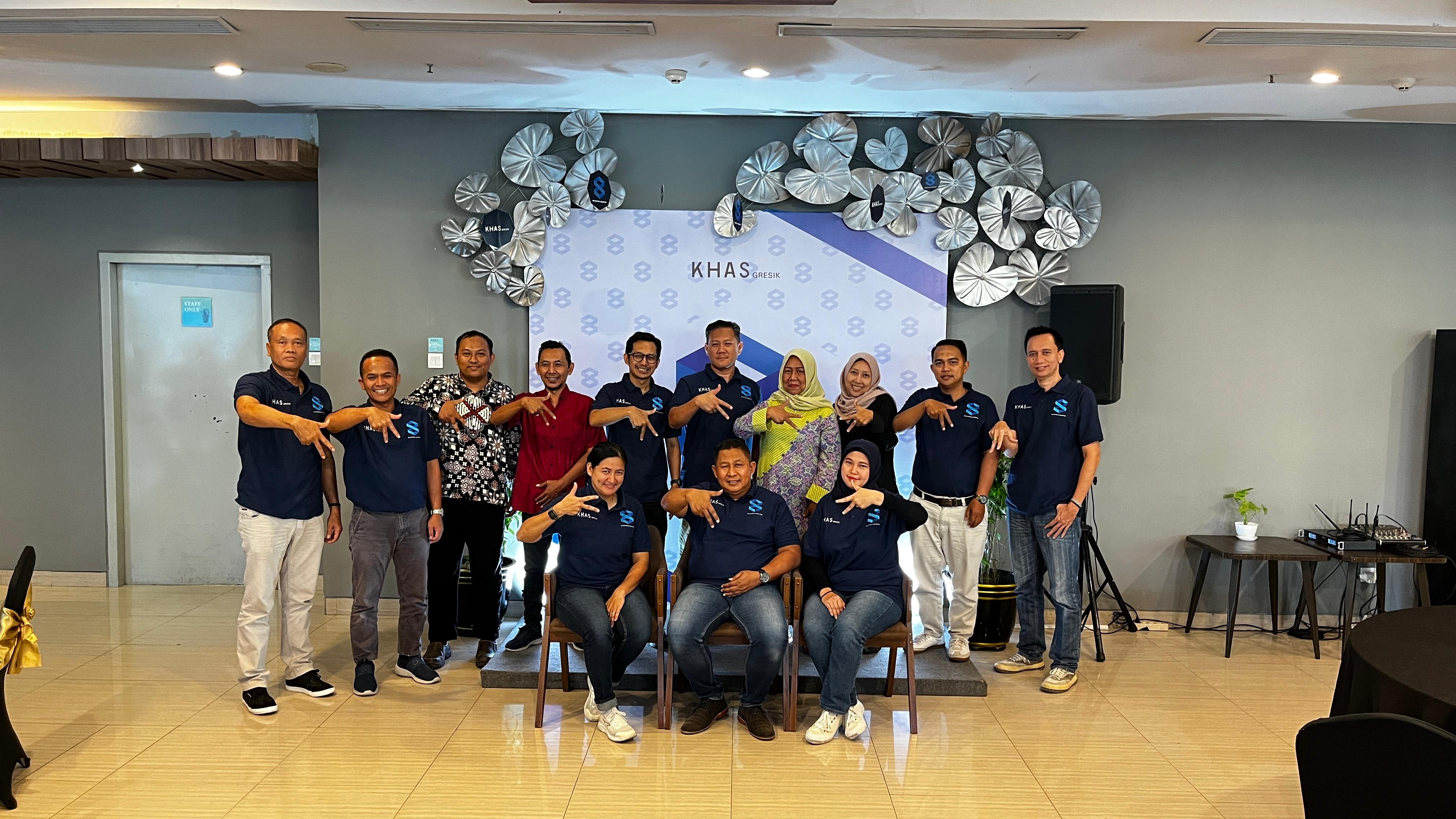 KOLABORASI SOLID : Jajaran manajemen KHAS Gresik hotel berfoto bersama POKDARWIS Gresik dalam moment special Anniversary KHAS Gresik Hotel ke- 8 Tahun.