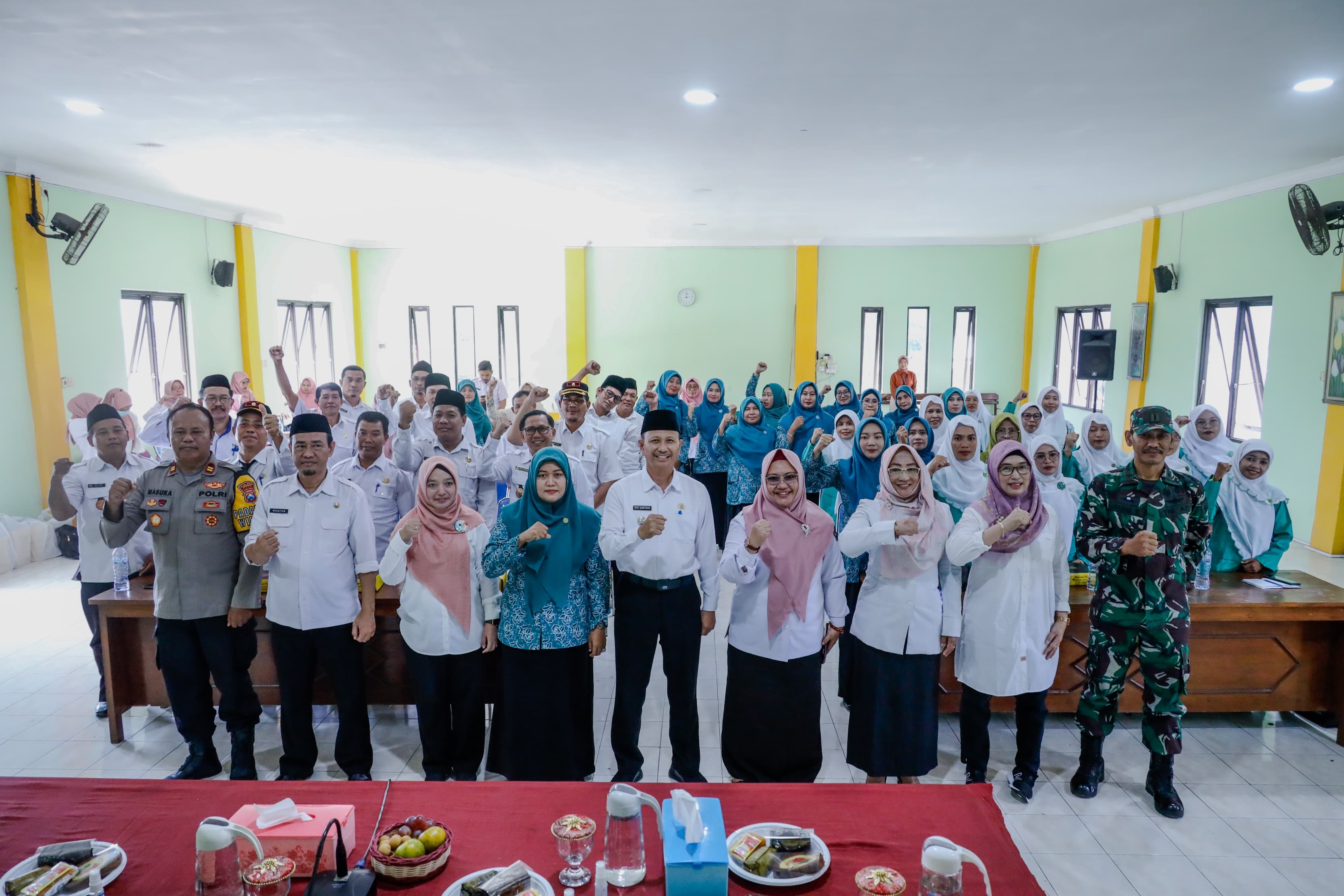 KOMITMEN TINGGI: Wakil Bupati Gresik, Aminatun Habibah dan Kepala Dinas KBP3A dr Titik Ernawati saat sosialisasi Desa Ramah Perempuan dan Anak di Panceng.