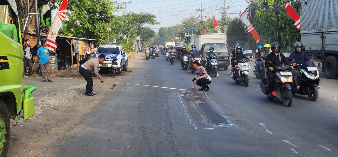 OLAH TKP: Anggota Unit Laka Satlantas Polres Gresik saat melakukan olah TKP kecelakaan di Jalan Raya Mayjen Sungkono, Kelurahan Gending, Kecamatan Kebomas, Gresik.