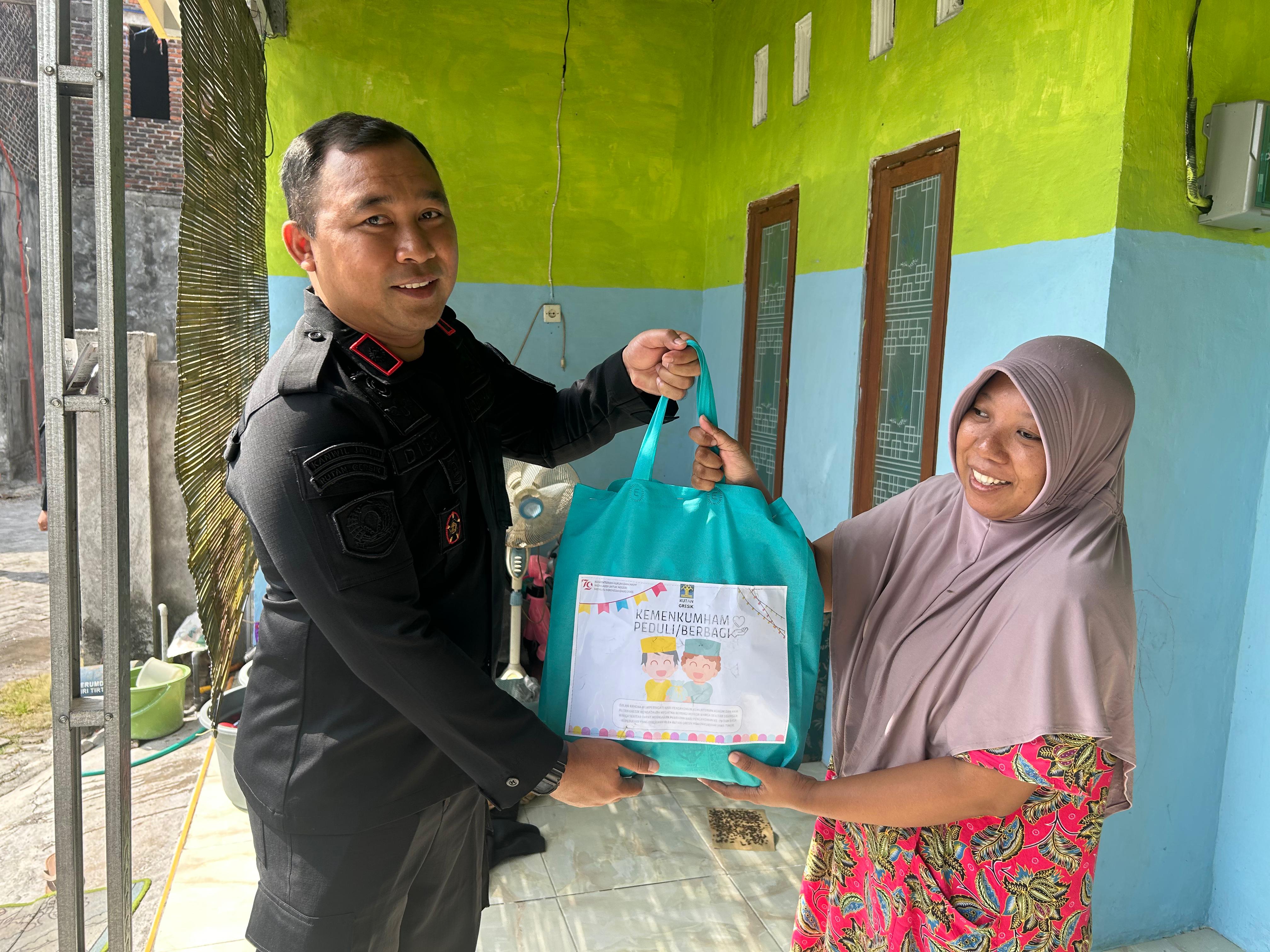 BERBAGI: Kepala Rutan kelas IIB Gresik, Disri Wulan Agus Tomo beserta jajarannya membagikan sembako ke warga di sekitar Rutan Gresik di Desa Banjarsari, Kecamatan Cerme.