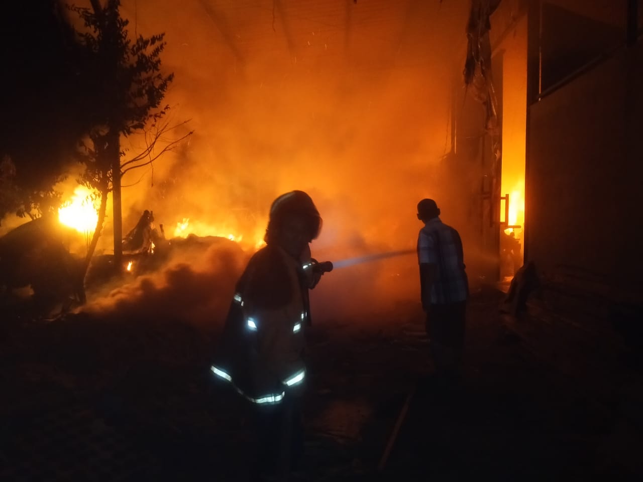 PEMADAMAN: Anggota Damkarla Gresik saat melakukan pemadaman gudang mebel di desa Doudo RT 005 RW002, Kecamatan Panceng, Gresik.