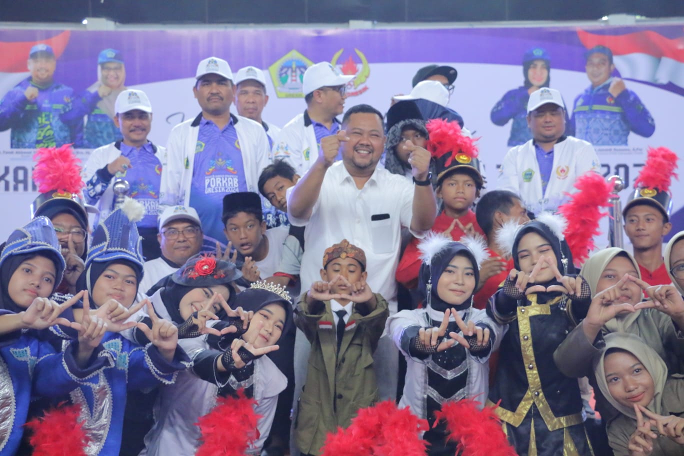 CARI JUARA: Bupati Gresik Fandi Akhmad Yani bersama para atlet porkab 2024.