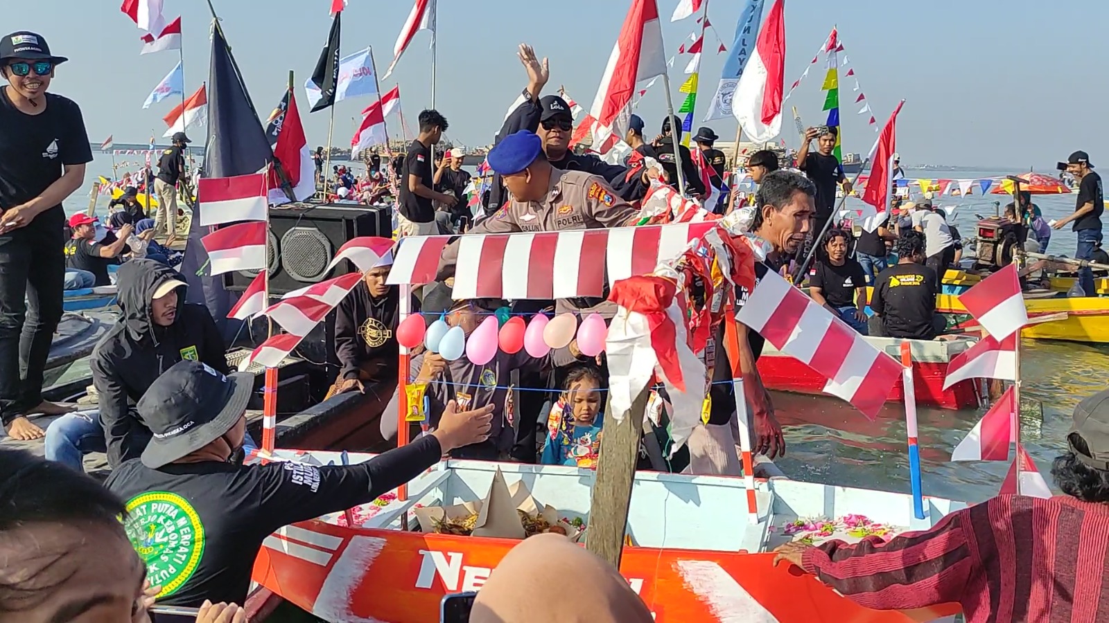 SEDEKAH LAUT : Anggita Satpolairud saat melakukan pengamanan para nelayan dan warga Desa Sukorejo, Kecamatan Kebomas saat menggelar sedekah laut dan larung sesaji di perairan laut Gresik.