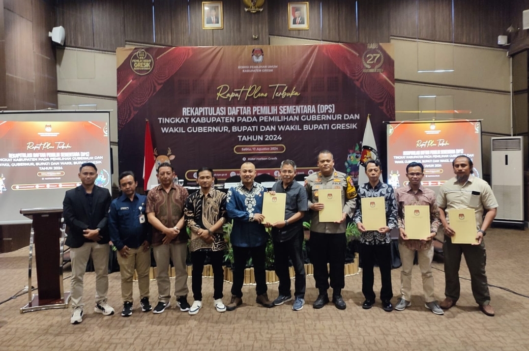 KPU Gresik saat menggelar rapat pleno rekapitulasi Daftar Pemilih Sementara (DPS).