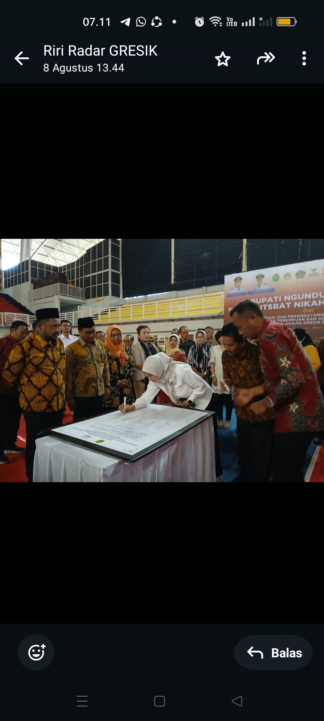 PENGAWALAN: Kepala biro Radar Gresik Hani didampingi Bupati Gresik Fandi Akhmad Yani melihat penandatanganan komitmen pengawalan hak perempuan dan anak di WEP