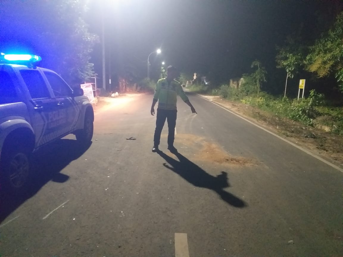 OLAH TKP: Anggota Unit laka Satlantas Polres Gresik melakukan olah TKP kecelakaan di Jalan Umum, Desa Cangaan, Kecamatan Ujungpangkah, Minggu (11/8).