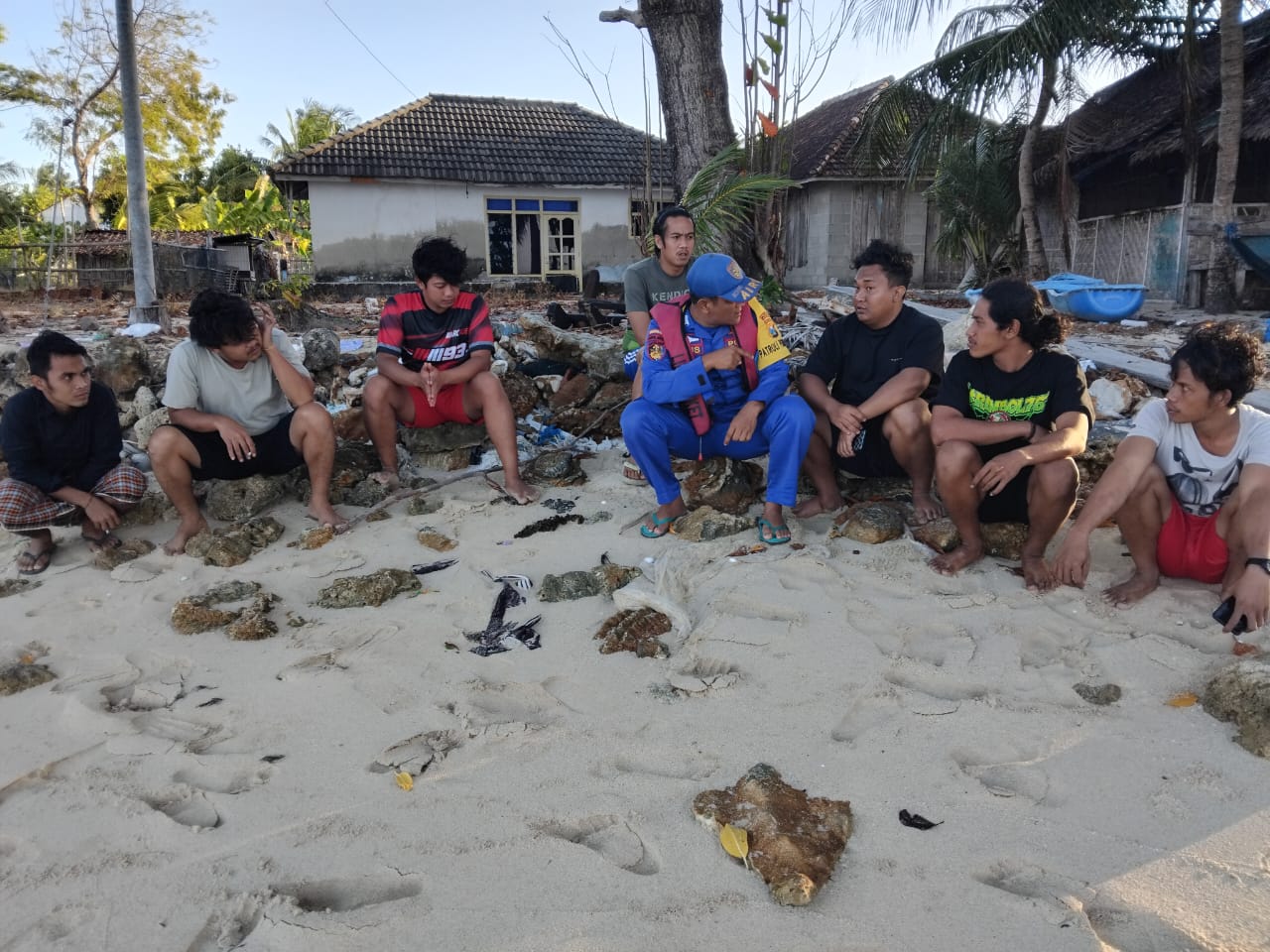 SELAMAT: Anggota Satpolairud menyelamatkan ABK TB Rimau 31 ke daratan Pulau Gili Timur usai kapalnya mengalami kandas di perairan Gusong Pulau Bawean Gresik.