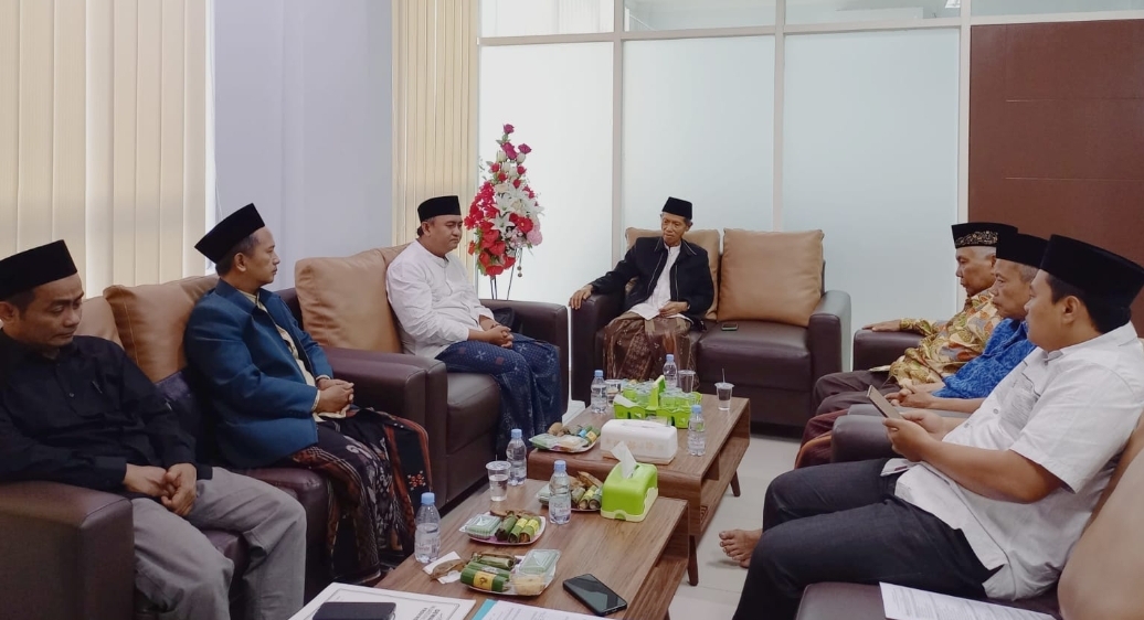 Sekretaris Komisi Fatwa MUI Jawa Timur KH Sholihin Hasan dan KH Fatkul Chodir saat berkunjung ke Kantor MUI Gresik.