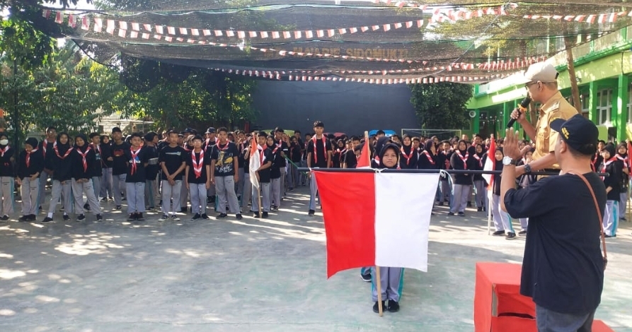 Lurah Sidomukti Desta Surya saat memberangkatkan para siswa jelajah wilayah.