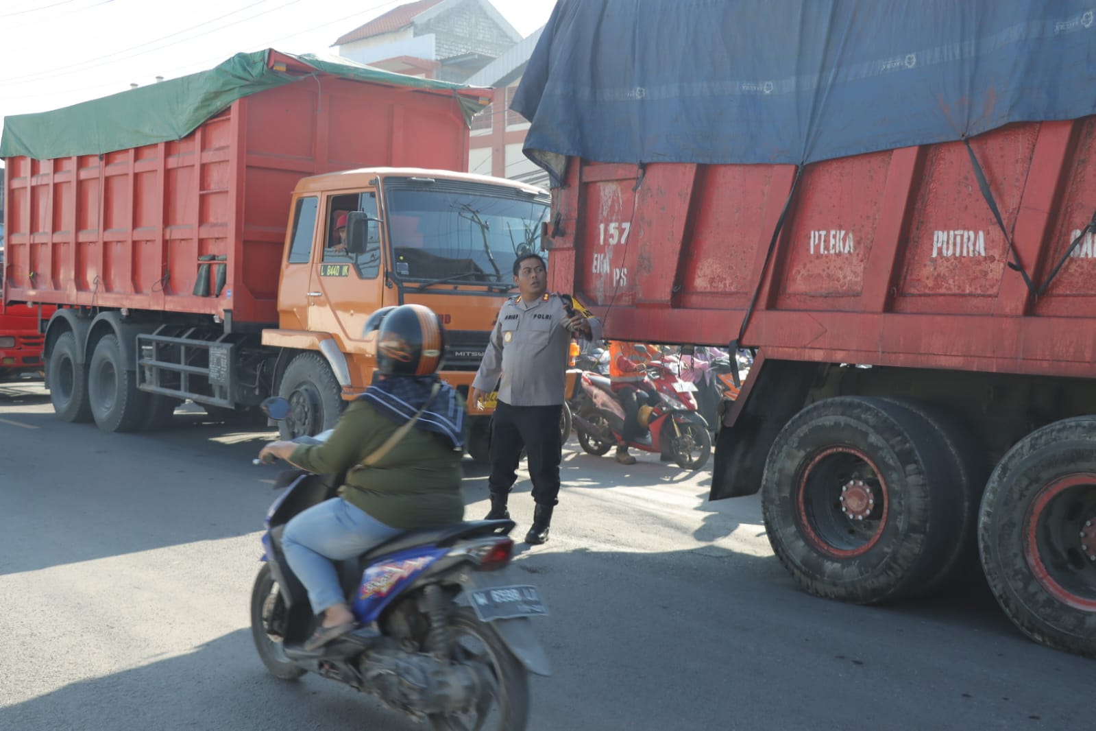 TURUN JALAN: Kapolres Gresik AKBP Arief Kurniawan turun ke jalan membantu mengatur lalu lintas dan mengurai Kemacetan di Jalan Raya Manyar.