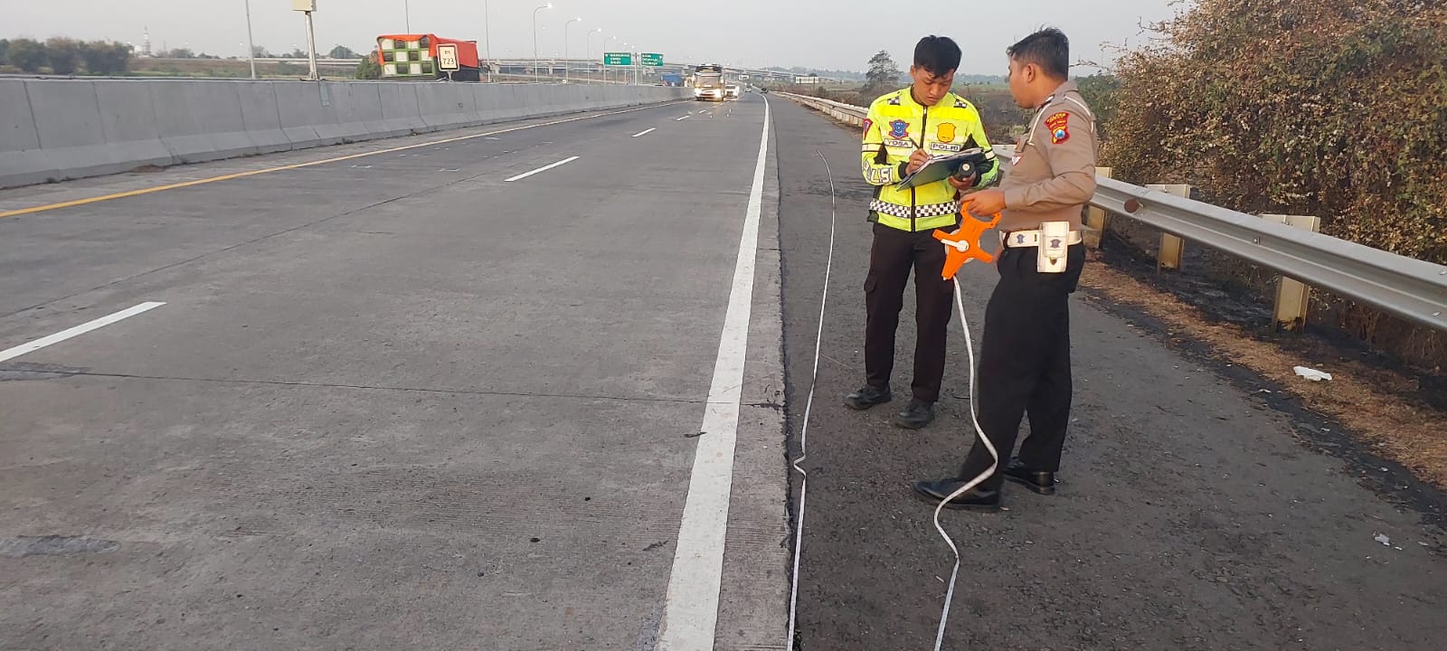 OLAH TKP: Anggota Unit Laka Satlantas Polres Gresik melakukan olah TKP kecelakaan beruntun di Jalan Tol Surabaya - Mojokerto (Sumo) KM 723 B, Desa Pasinan Lemah Putih Kecamatan Wringinanom, Gresik.